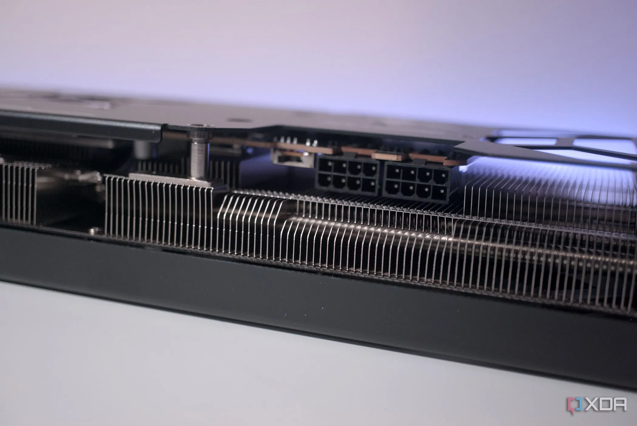 Cận cảnh các cổng cấp nguồn của card đồ họa PowerColor Hellhound Radeon RX 7900 GRE, minh họa linh kiện điện tử trong việc điều chỉnh điện áp (undervolt)
