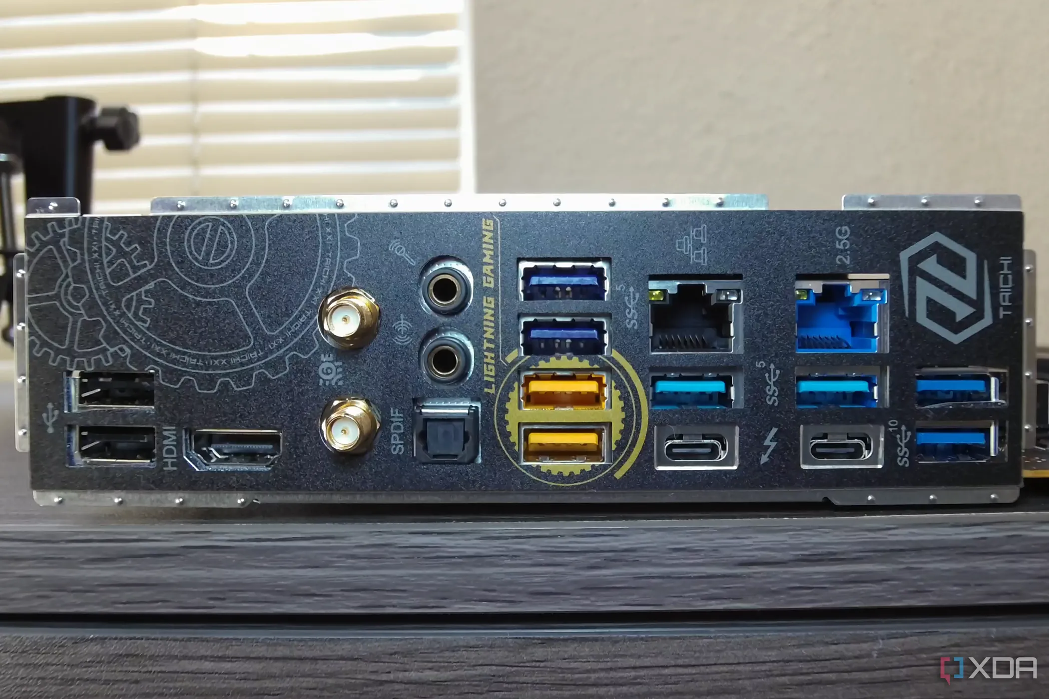 Cận cảnh các cổng kết nối I/O và chip âm thanh trên bo mạch chủ ASRock Z790 Taichi Lite