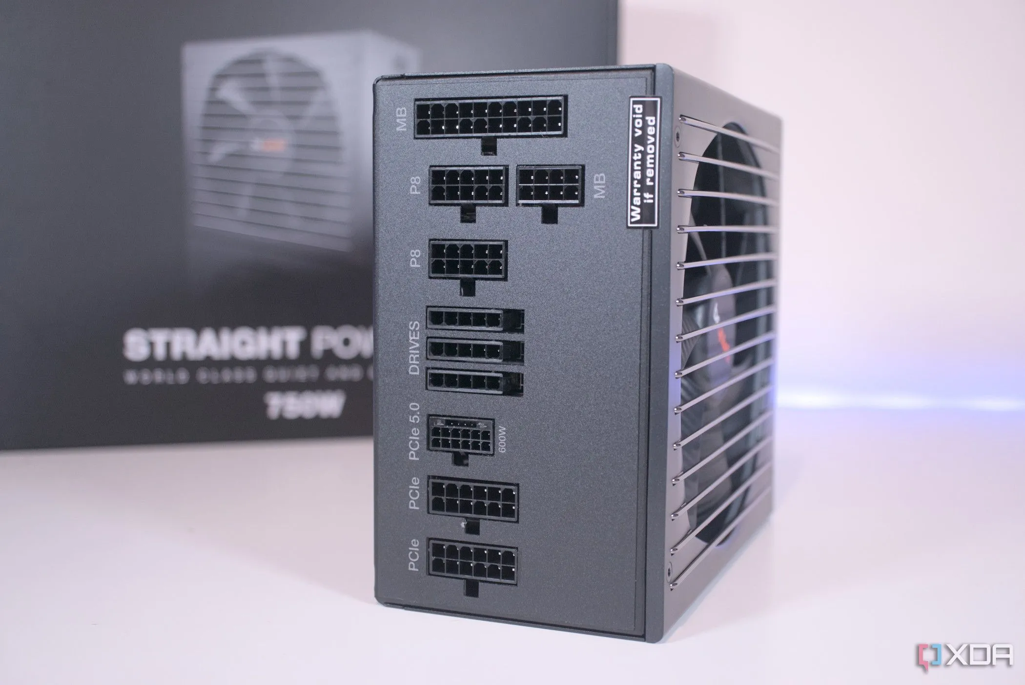 Cận cảnh các cổng kết nối trên nguồn máy tính be quiet! Straight Power 12, cho thấy thiết kế modular tiện lợi