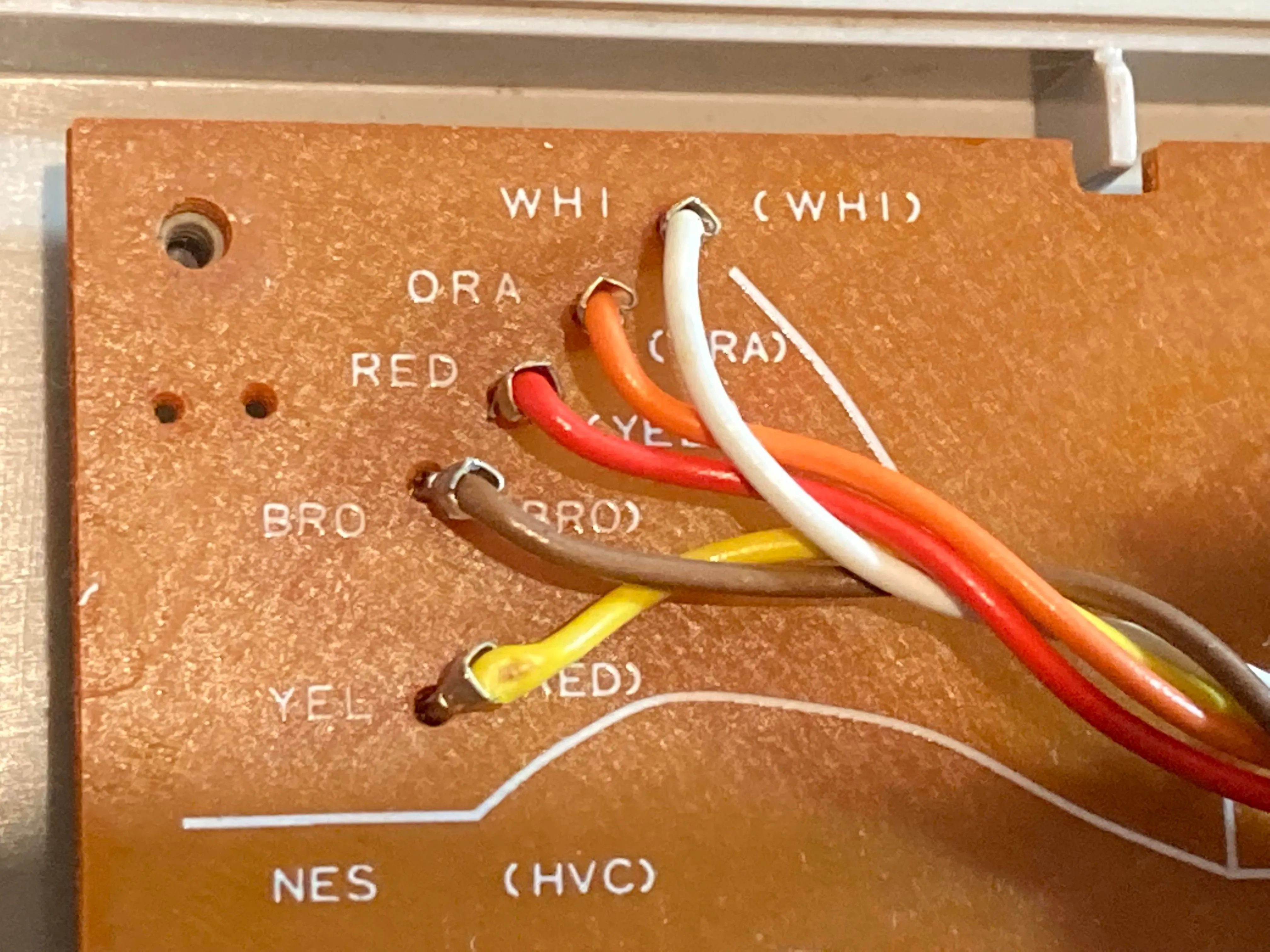 Cận cảnh các điểm kết nối dây cáp trên PCB của tay cầm NES