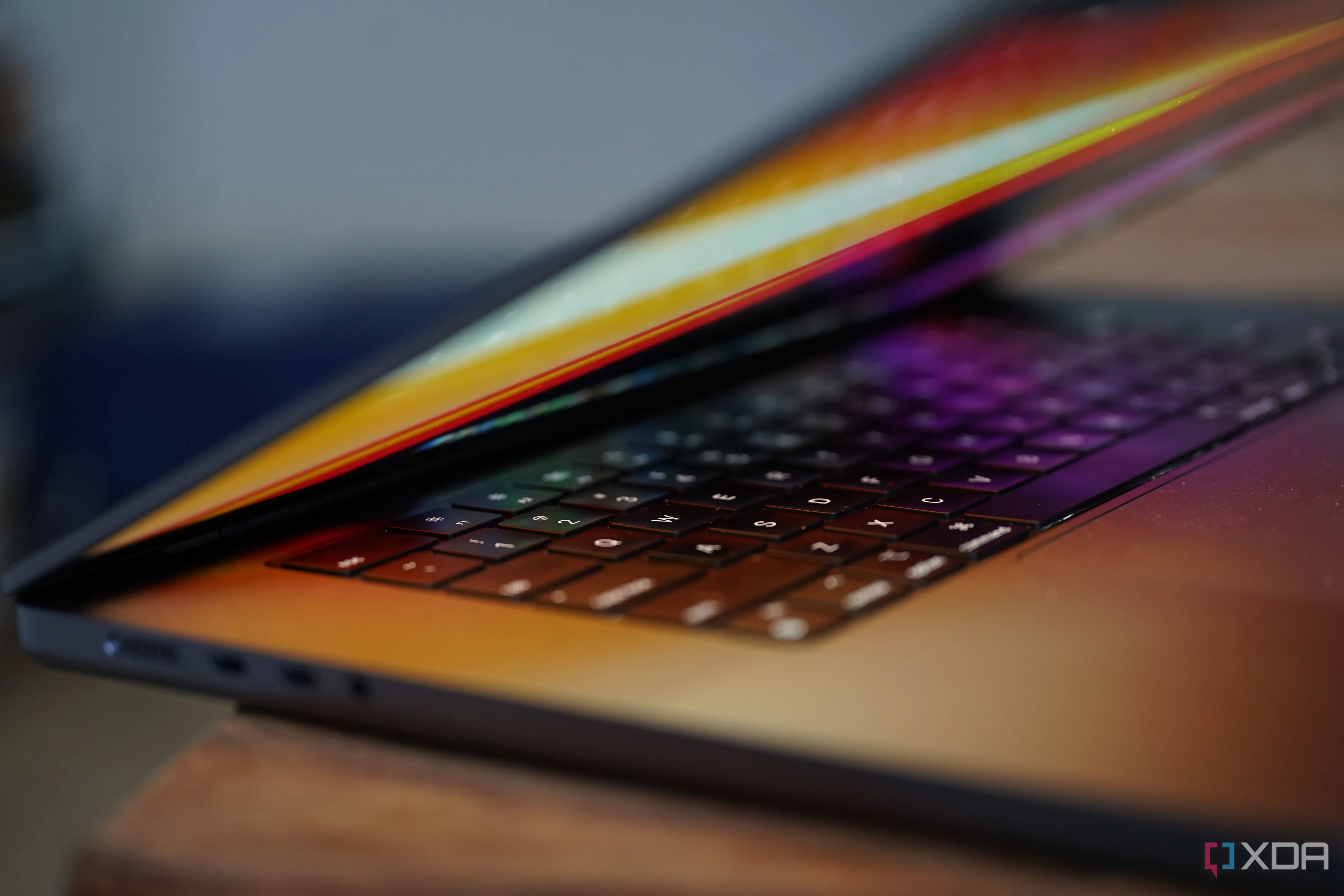 Cận cảnh cạnh bên của MacBook Pro M2 Max, đại diện cho người dùng macOS cần chạy ứng dụng Windows trên máy ảo.
