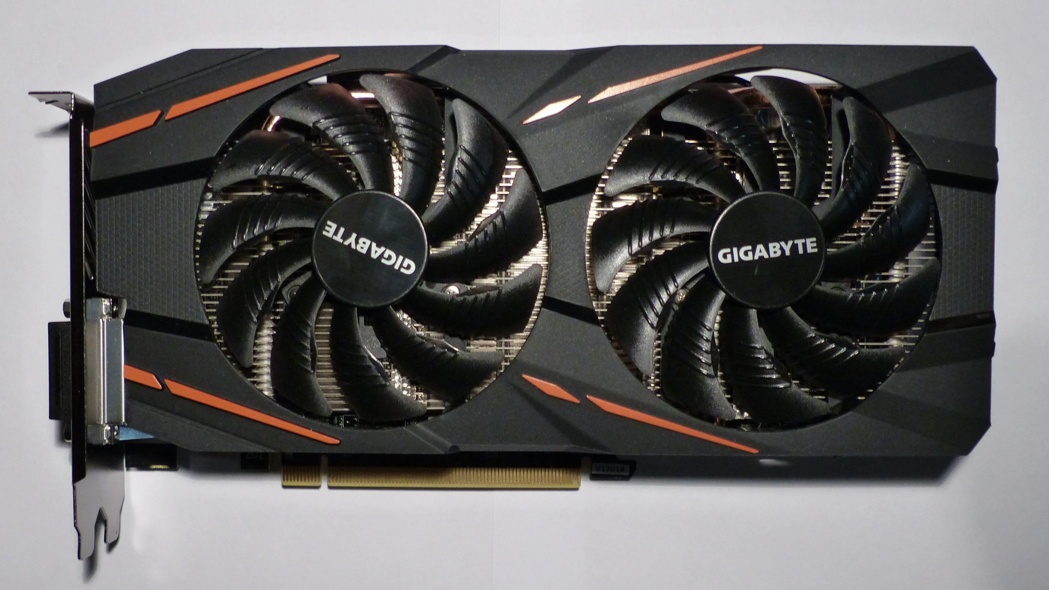 Cận cảnh card đồ họa Gigabyte Radeon RX 580, một GPU AMD từng phổ biến nhưng nay đã lỗi thời