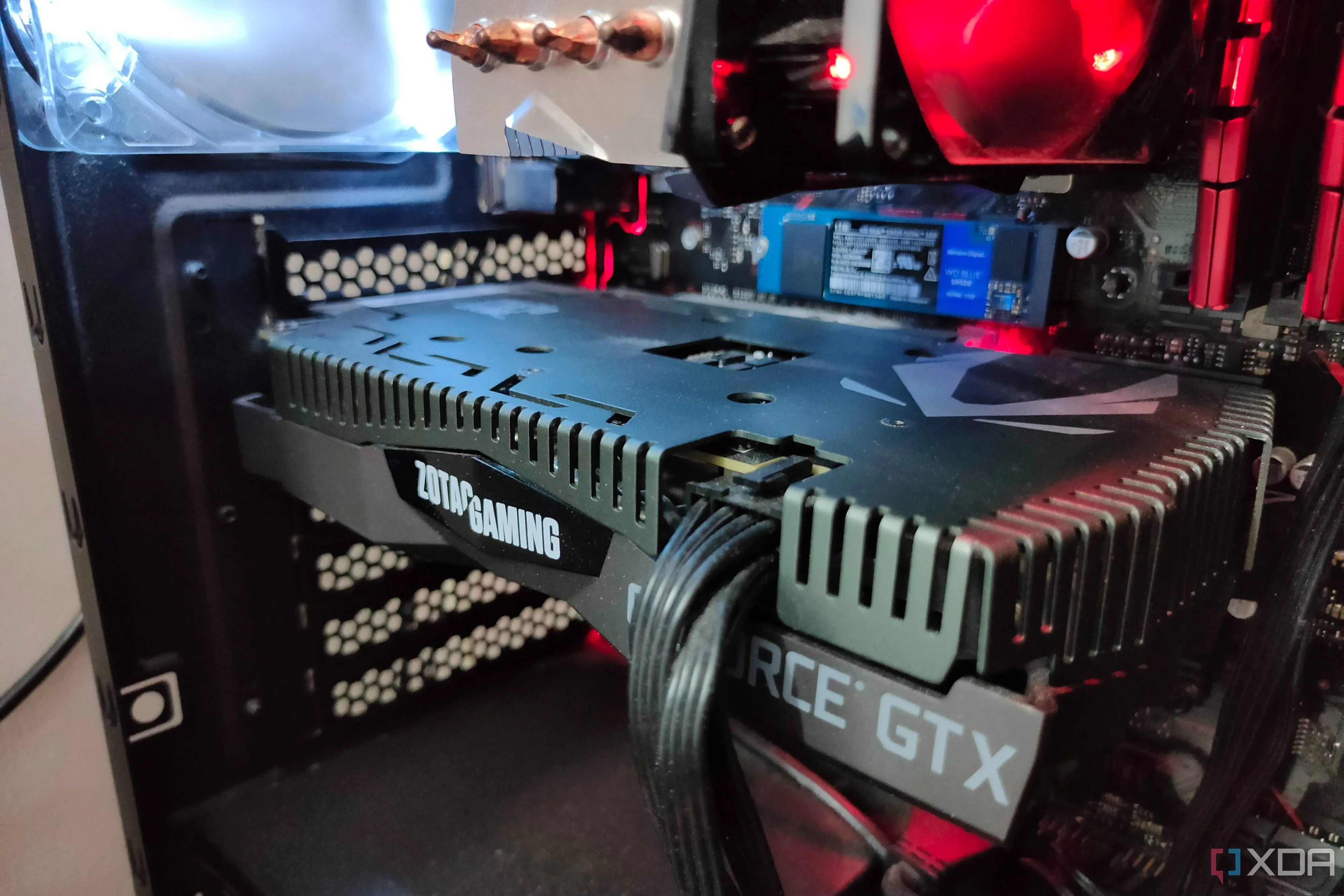 Cận cảnh card đồ họa GTX 1660 Ti bên trong một PC gaming, cho thấy các linh kiện hoạt động