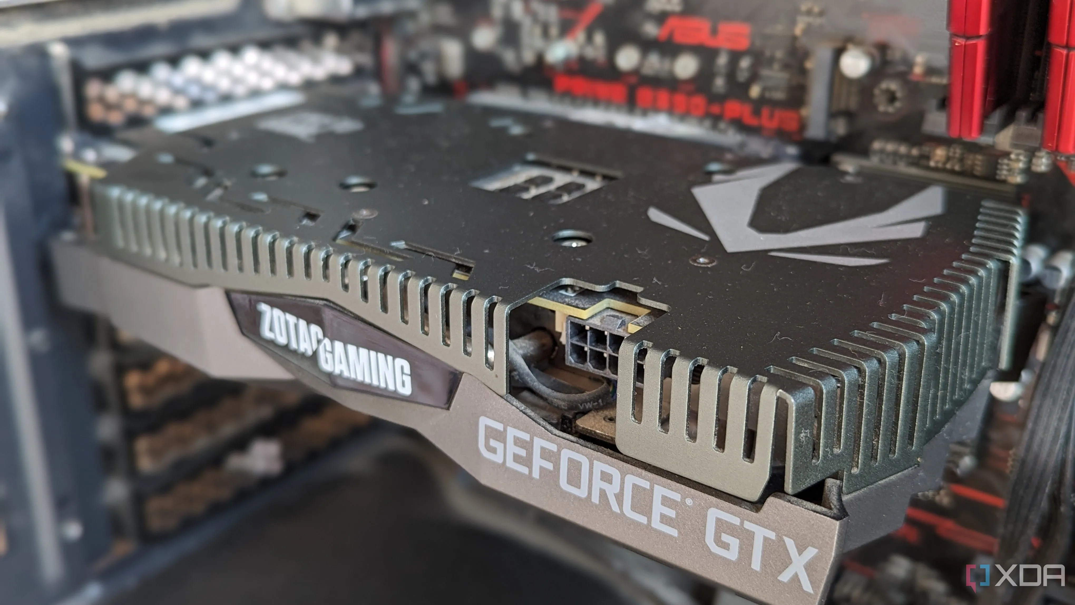 Cận cảnh card đồ họa NVIDIA GeForce GTX 1660 Ti được lắp trong một máy tính gaming, minh chứng cho việc không cần thiết nâng cấp vội vàng