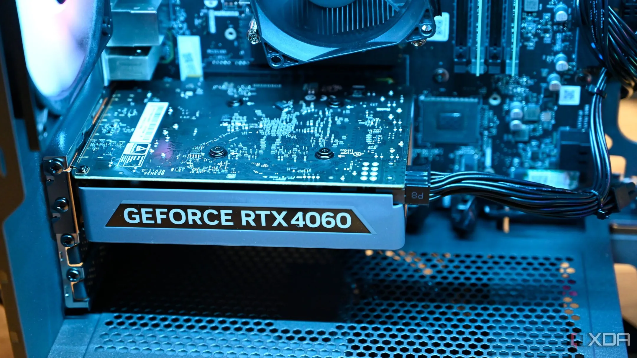 Cận cảnh card đồ họa Nvidia GeForce RTX 4060 bên trong một case máy tính Lenovo Legion Tower 5i Gen 8, minh họa việc tích hợp GPU vào hệ thống chơi game hiện đại
