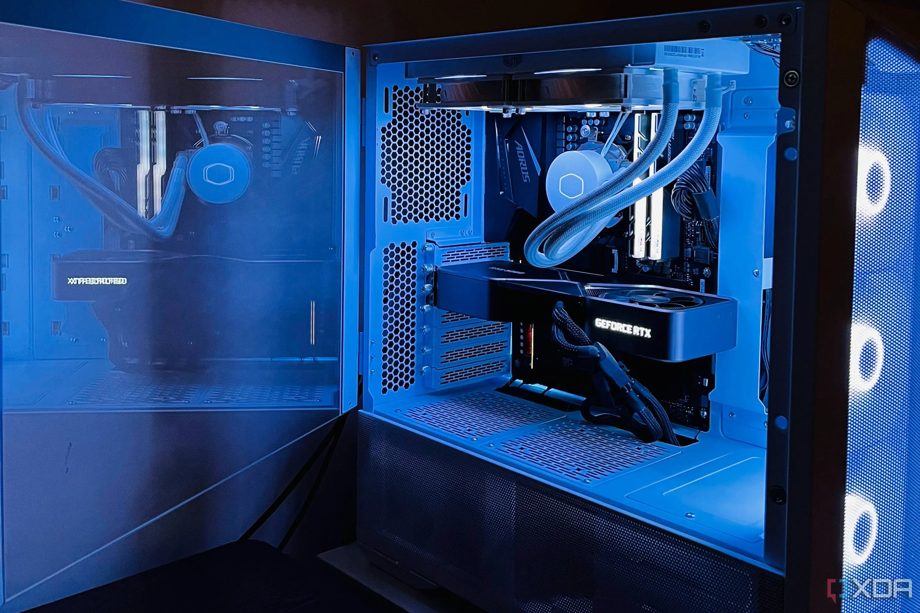 Cận cảnh case PC gaming với card đồ họa RTX 3080 FE