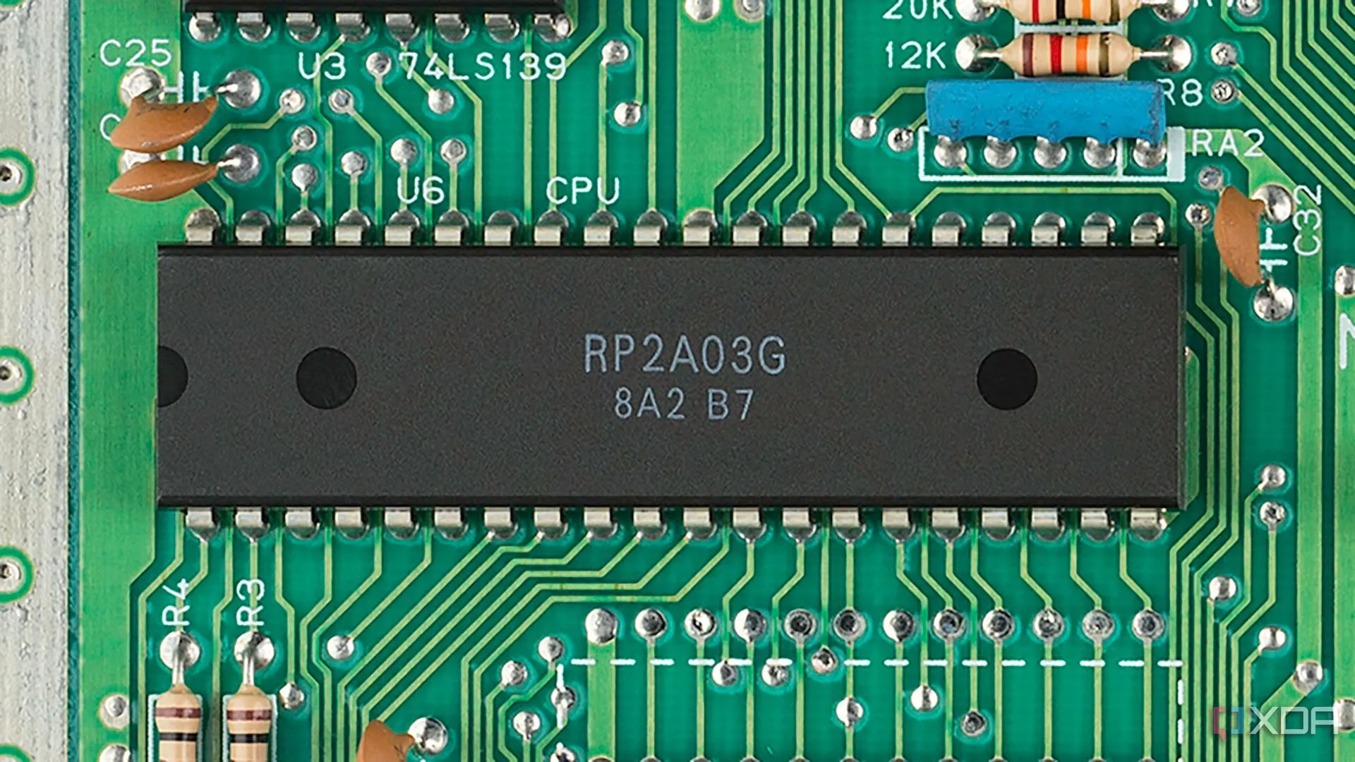 Cận cảnh chip CPU Ricoh 6502 tùy chỉnh trên bo mạch Nintendo NES Mk1
