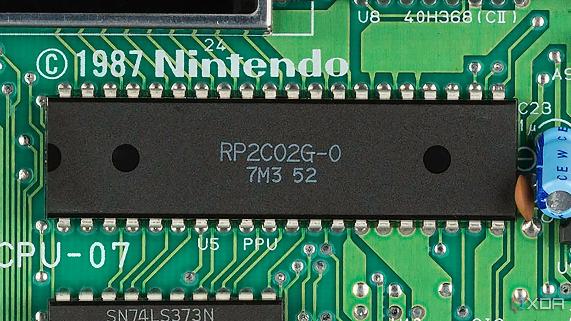 Cận cảnh chip PPU Ricoh trên bo mạch Nintendo NES Mk1, chuyên xử lý đồ họa