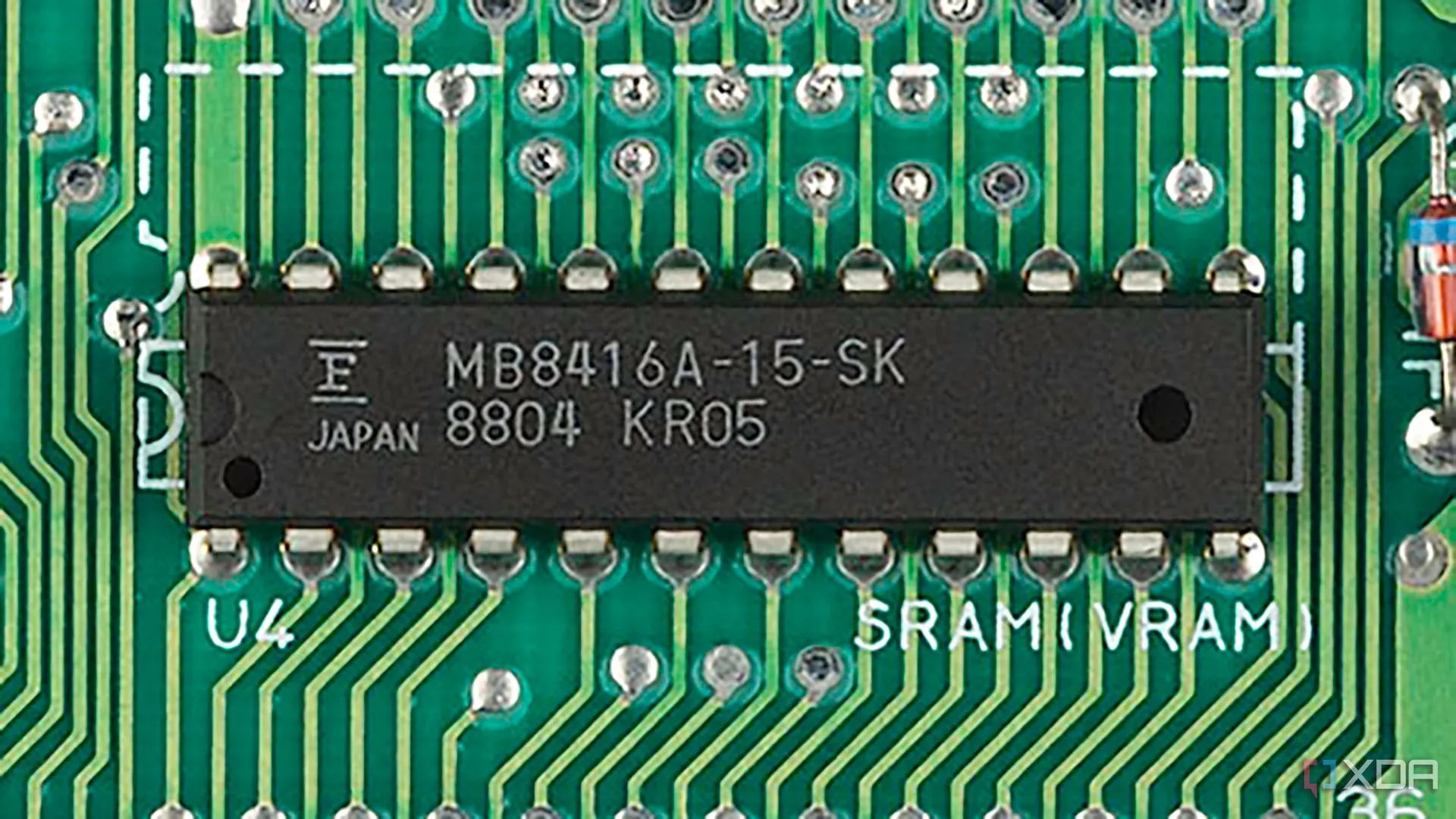 Cận cảnh chip VRAM 2KB trên bo mạch Nintendo NES Mk1