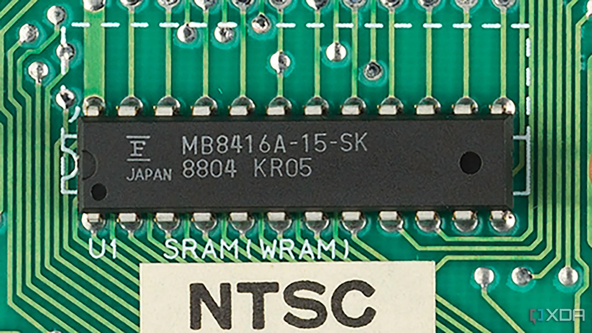 Cận cảnh chip WRAM 2KB trên bo mạch Nintendo NES Mk1