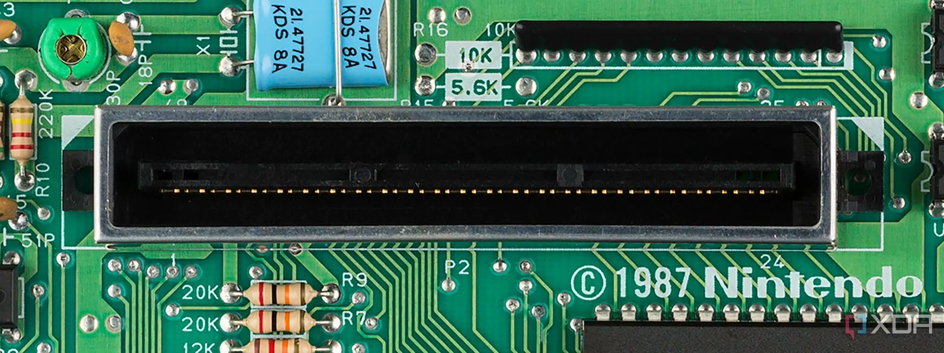 Cận cảnh cổng kết nối 72 chân trên bo mạch chủ Nintendo NES Mk1