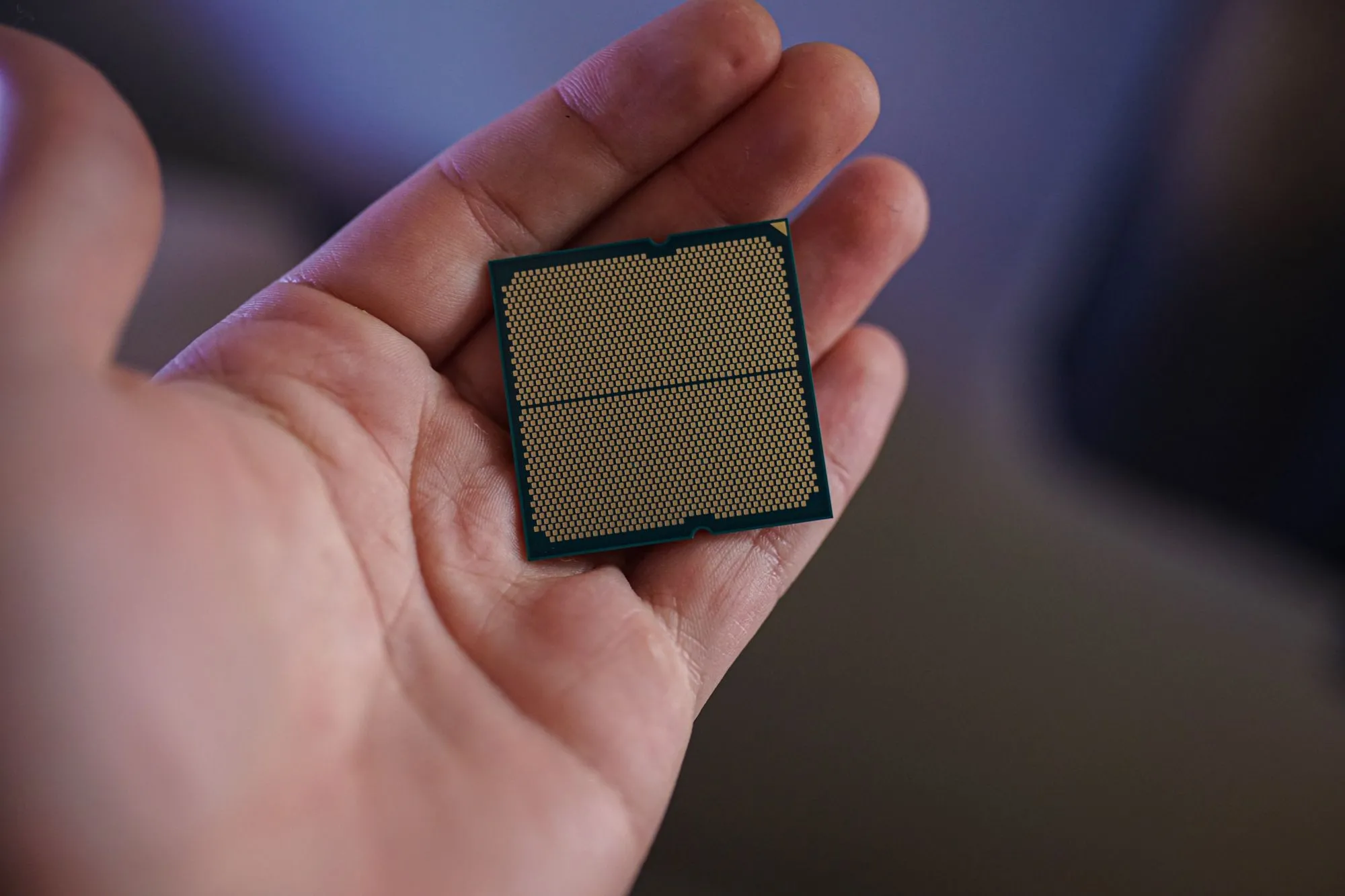 Cận cảnh CPU AMD Ryzen 9 9950X3D, thể hiện kiến trúc vi xử lý hiện đại