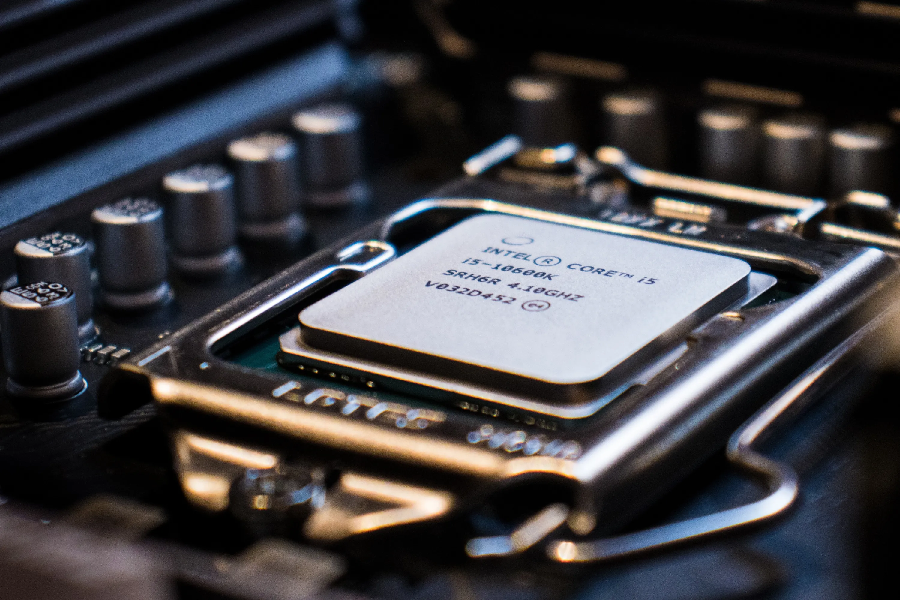 Cận cảnh CPU Core i5 được lắp trên bo mạch chủ, với phông nền mờ