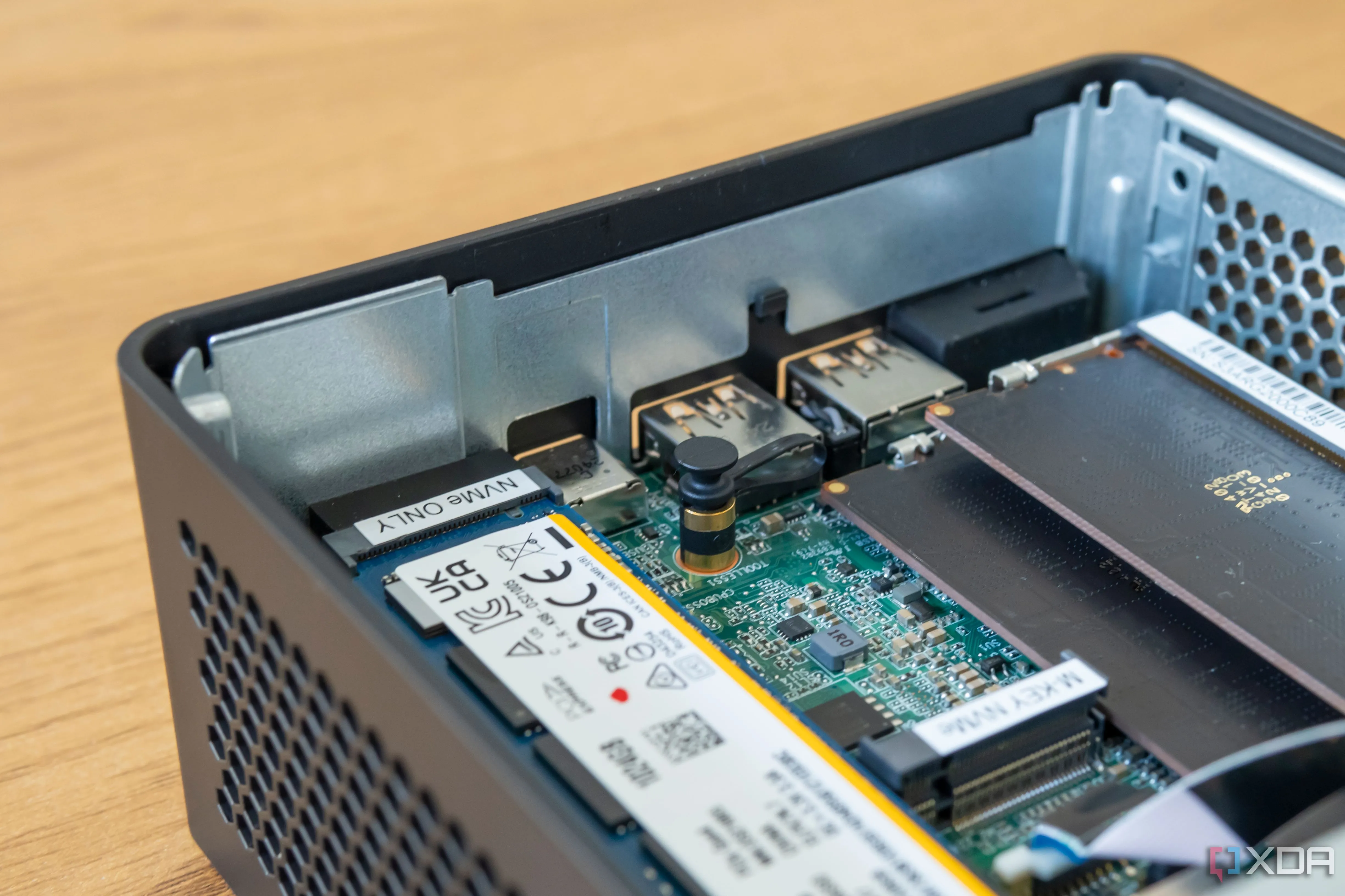 Cận cảnh khe cắm M.2 2242 trên bo mạch chủ, vị trí lý tưởng để lắp SSD làm cache cho NAS