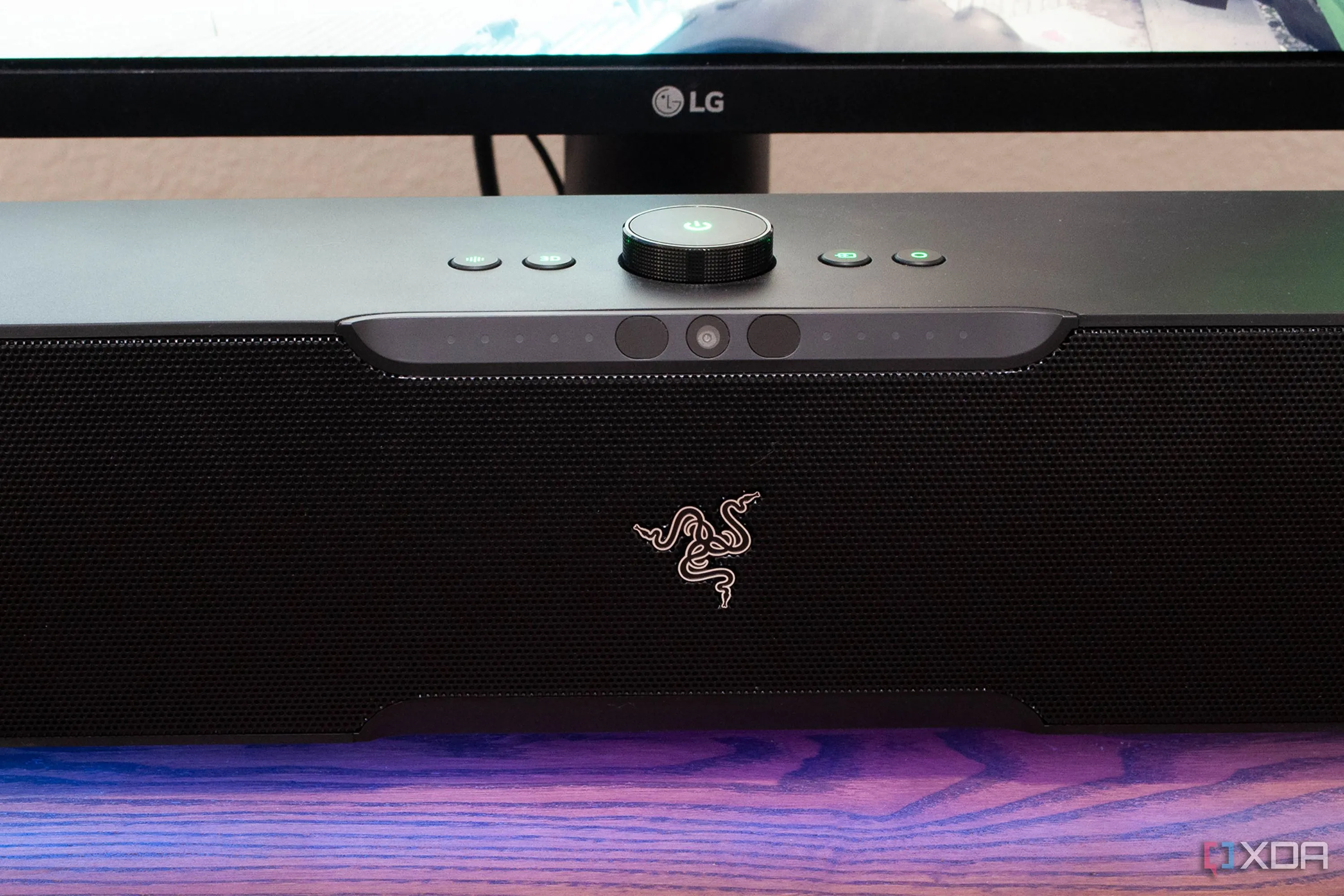 Cận cảnh loa Razer Leviathan V2 Pro với dải đèn RGB nổi bật