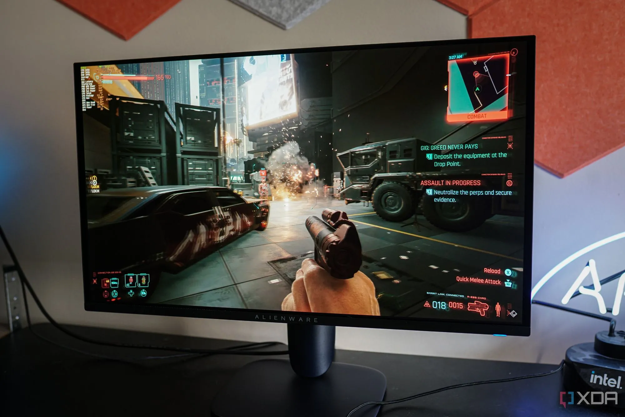 Cận cảnh màn hình Alienware với giao diện cài đặt, nơi người dùng có thể điều chỉnh tần số quét và các thông số hiển thị.