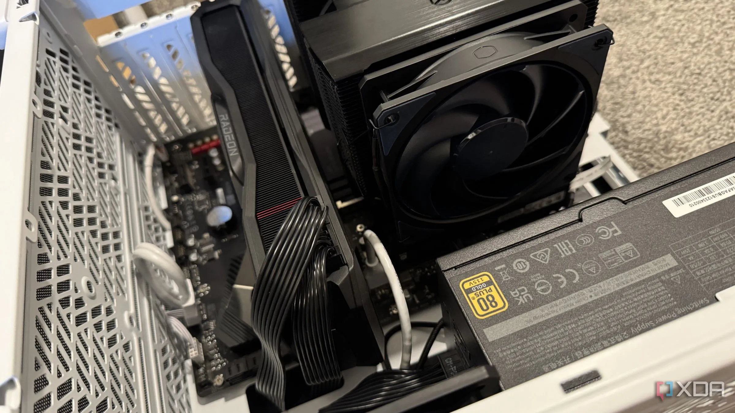 Cận cảnh một chiếc PC đang được lắp ráp, hiển thị tất cả các loại cáp đã được cài đặt