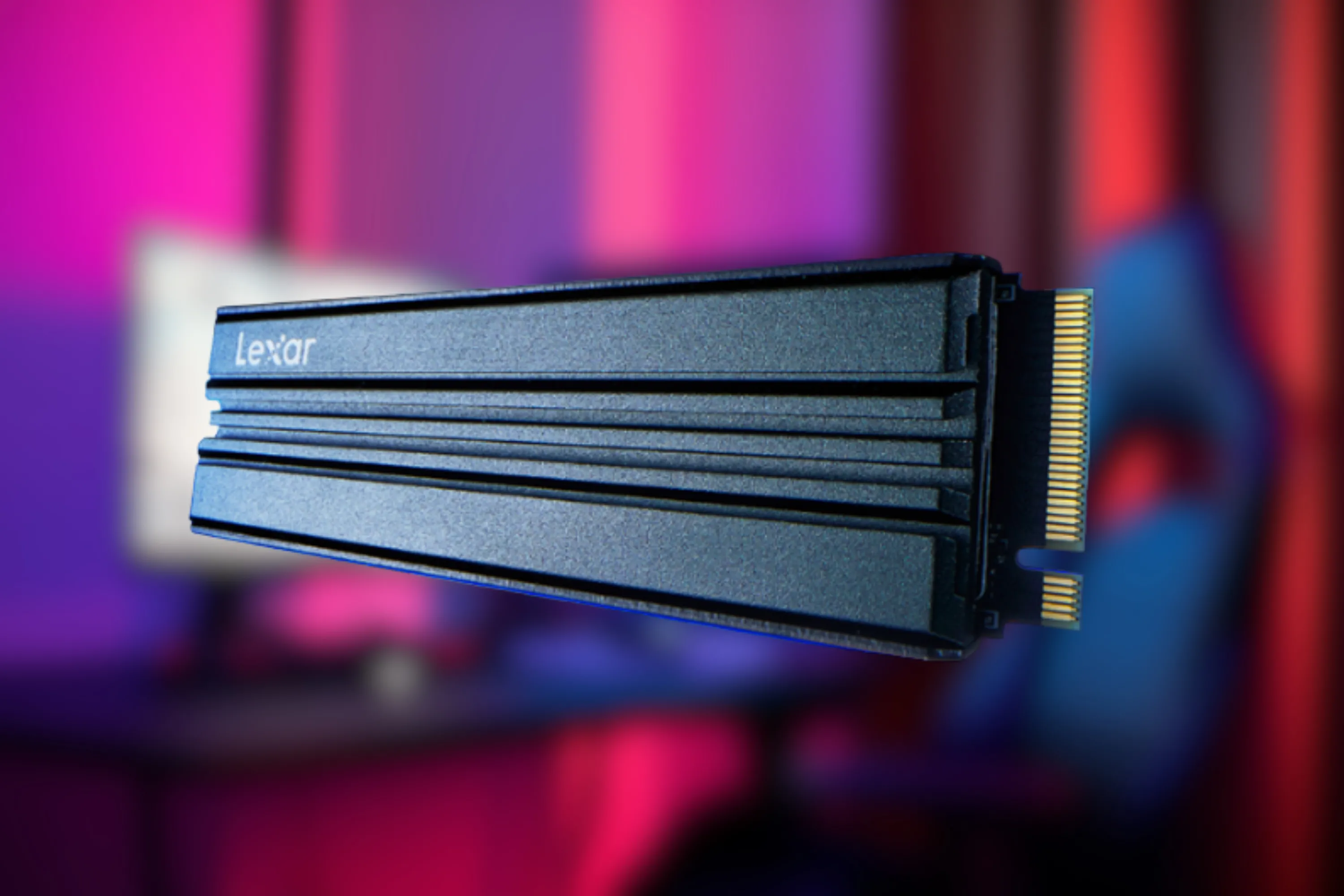 Cận cảnh ổ cứng SSD Lexar NM790 với tản nhiệt, thể hiện thiết kế nhỏ gọn và thương hiệu rõ nét