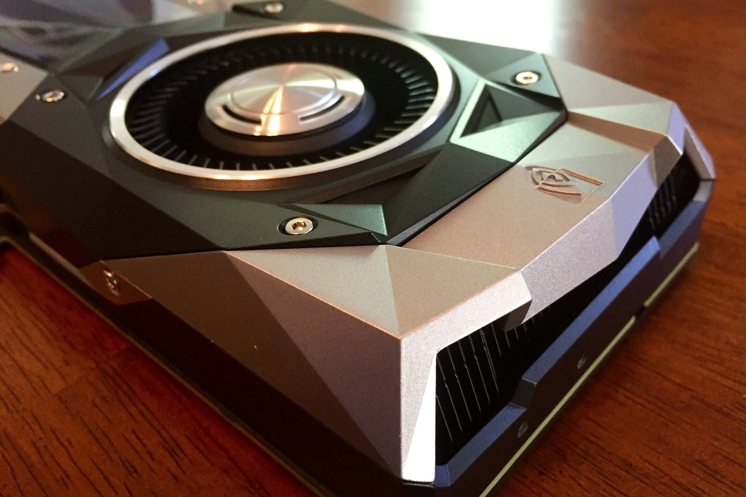 Cận cảnh phiên bản Founders Edition của GTX 1080 Ti