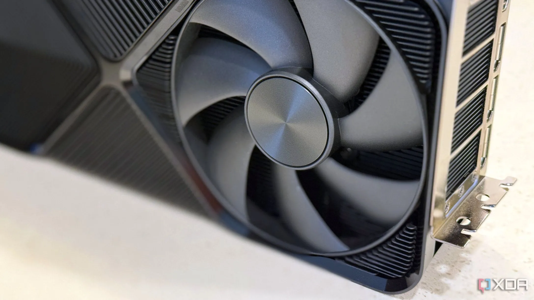 Cận cảnh quạt tản nhiệt của card đồ họa Nvidia GeForce RTX 4080 Super FE