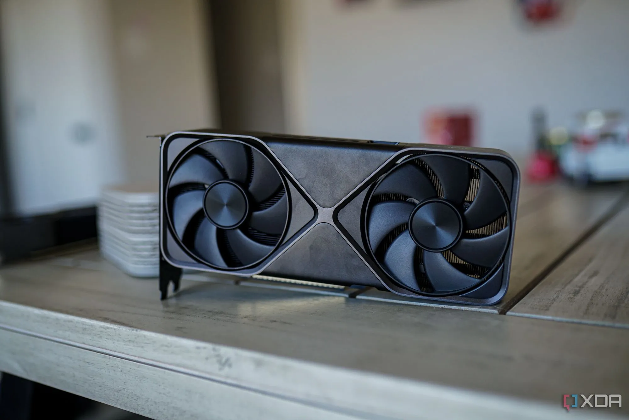Cận cảnh quạt tản nhiệt của card đồ họa Nvidia GeForce RTX 5070