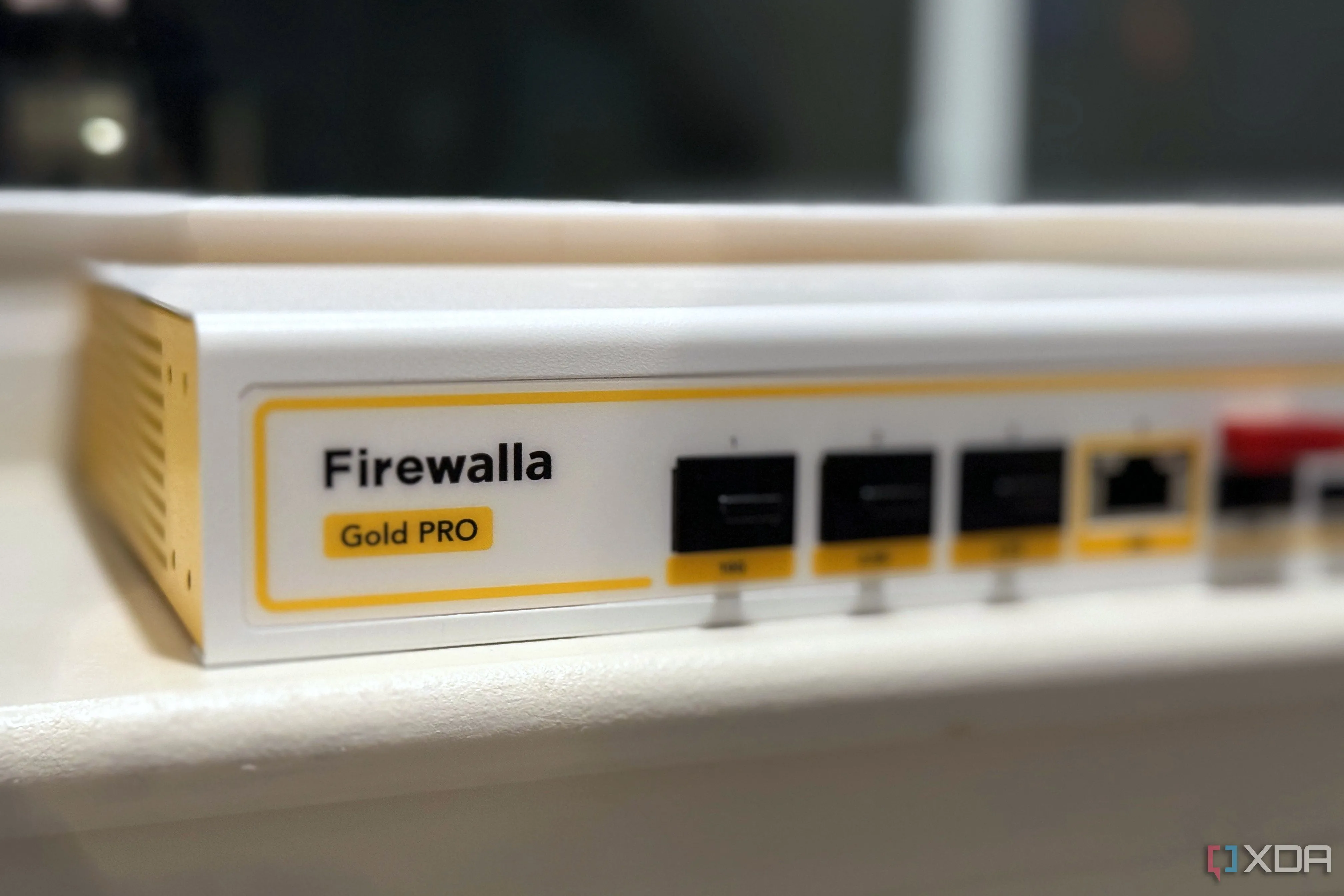 Cận cảnh thiết bị tường lửa Firewalla Gold Pro, minh họa công cụ bảo mật hiện đại cần được cập nhật và điều chỉnh liên tục theo thời gian.