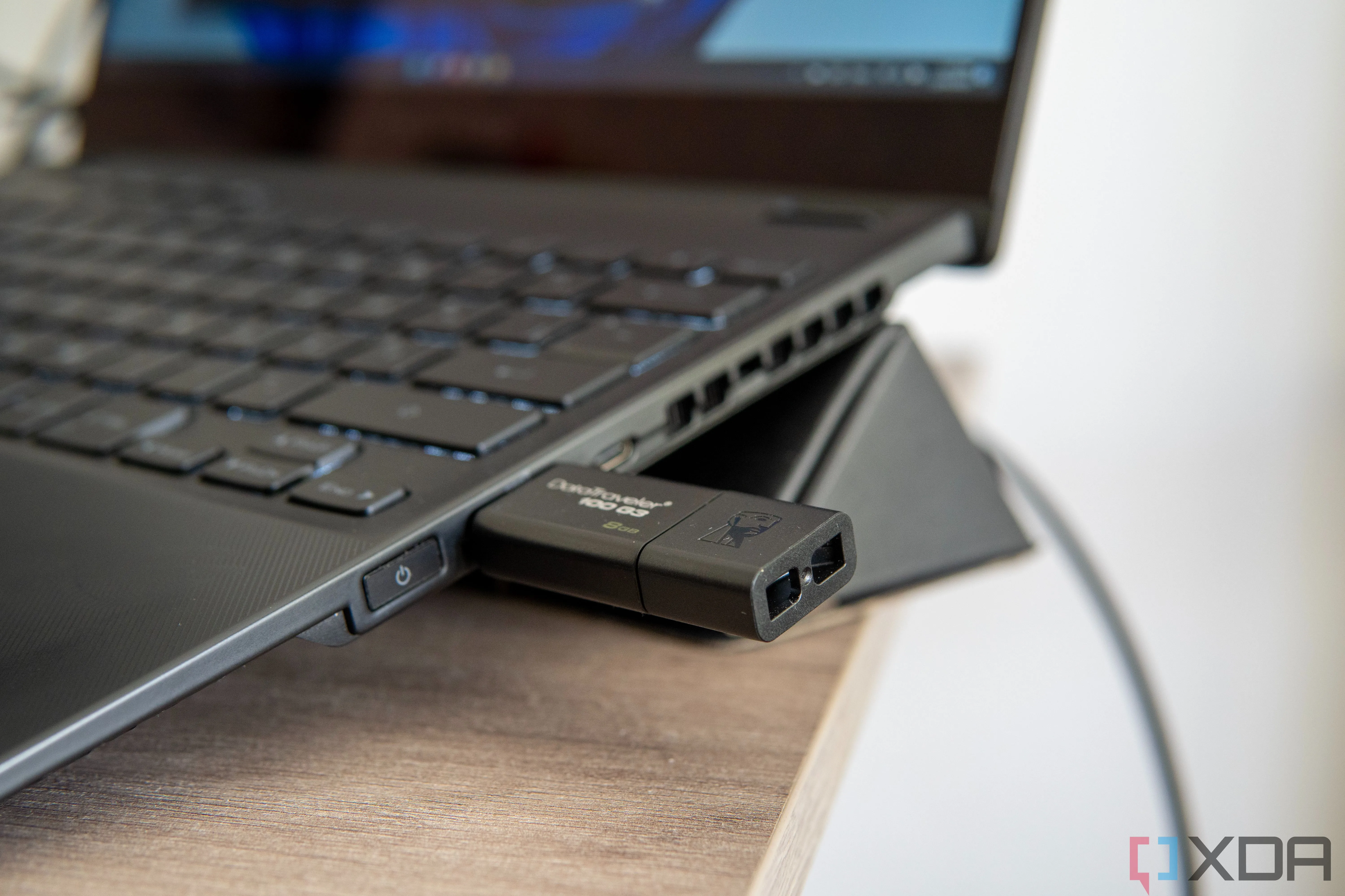 Cận cảnh USB flash drive được cắm vào laptop Windows 11
