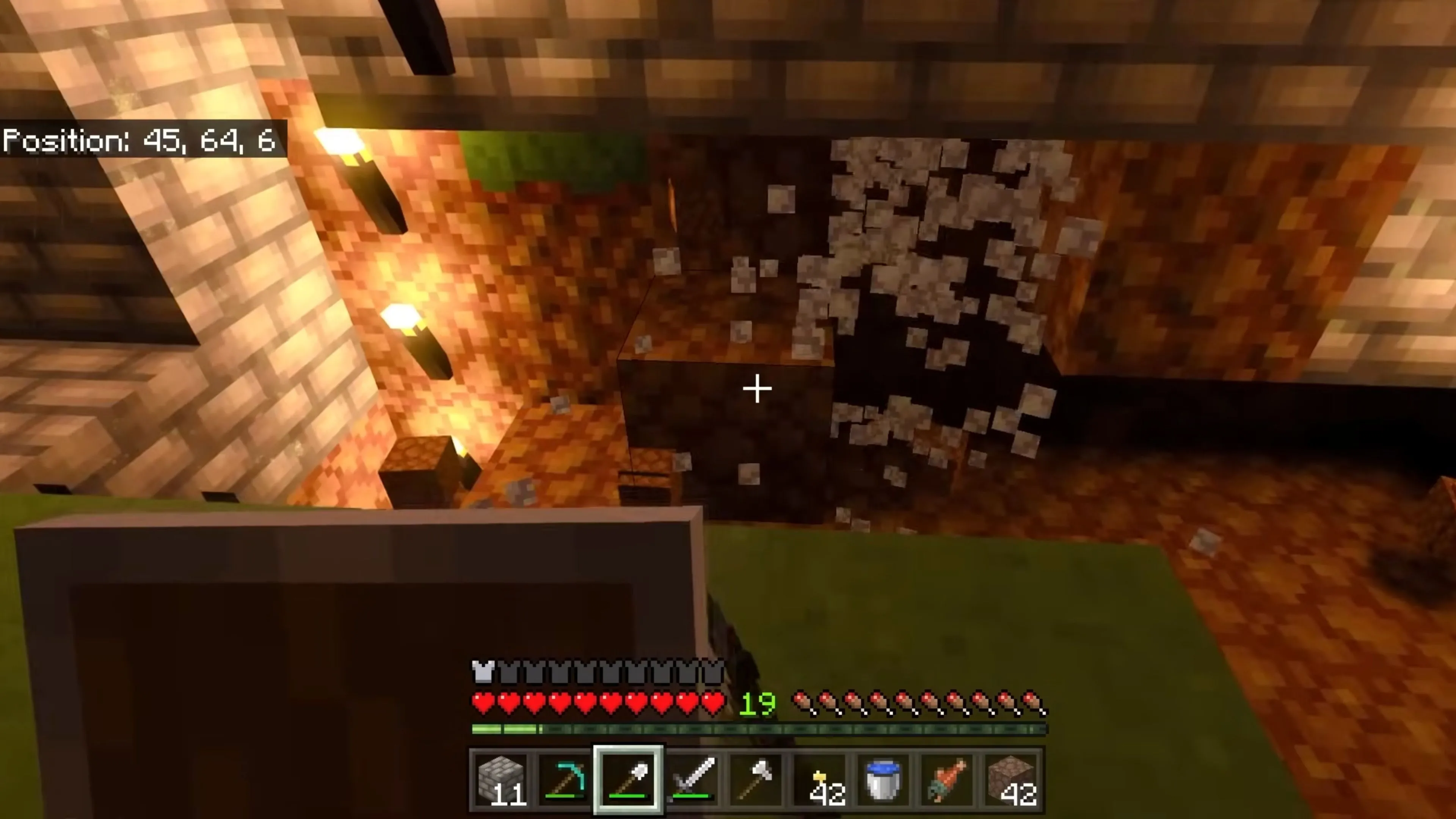 Cảnh ban đêm với các sinh vật và công trình được thắp sáng trong Minecraft