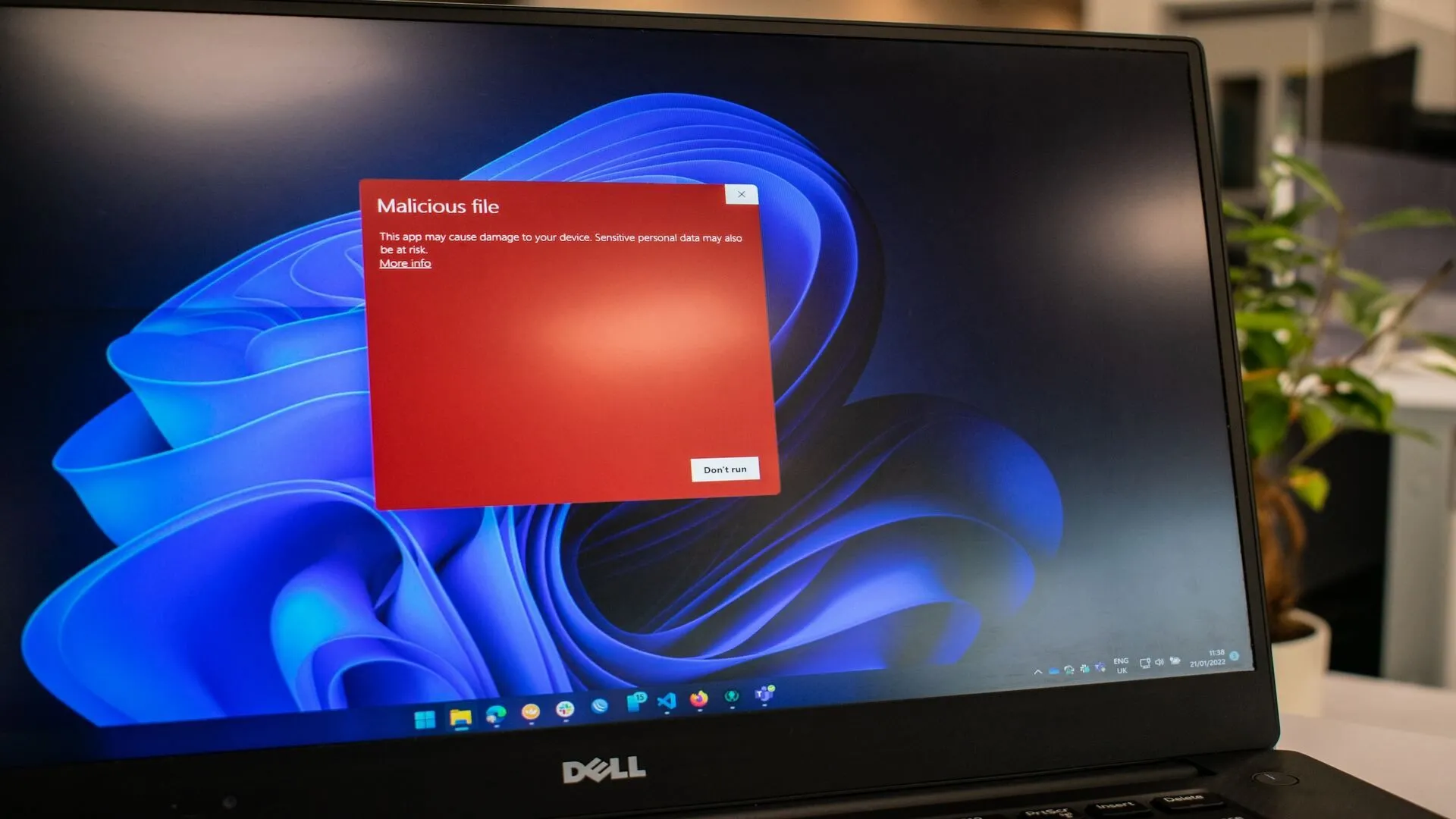 Cảnh báo về tập tin độc hại trên laptop Windows 11 do sâu máy tính (worm) gây ra