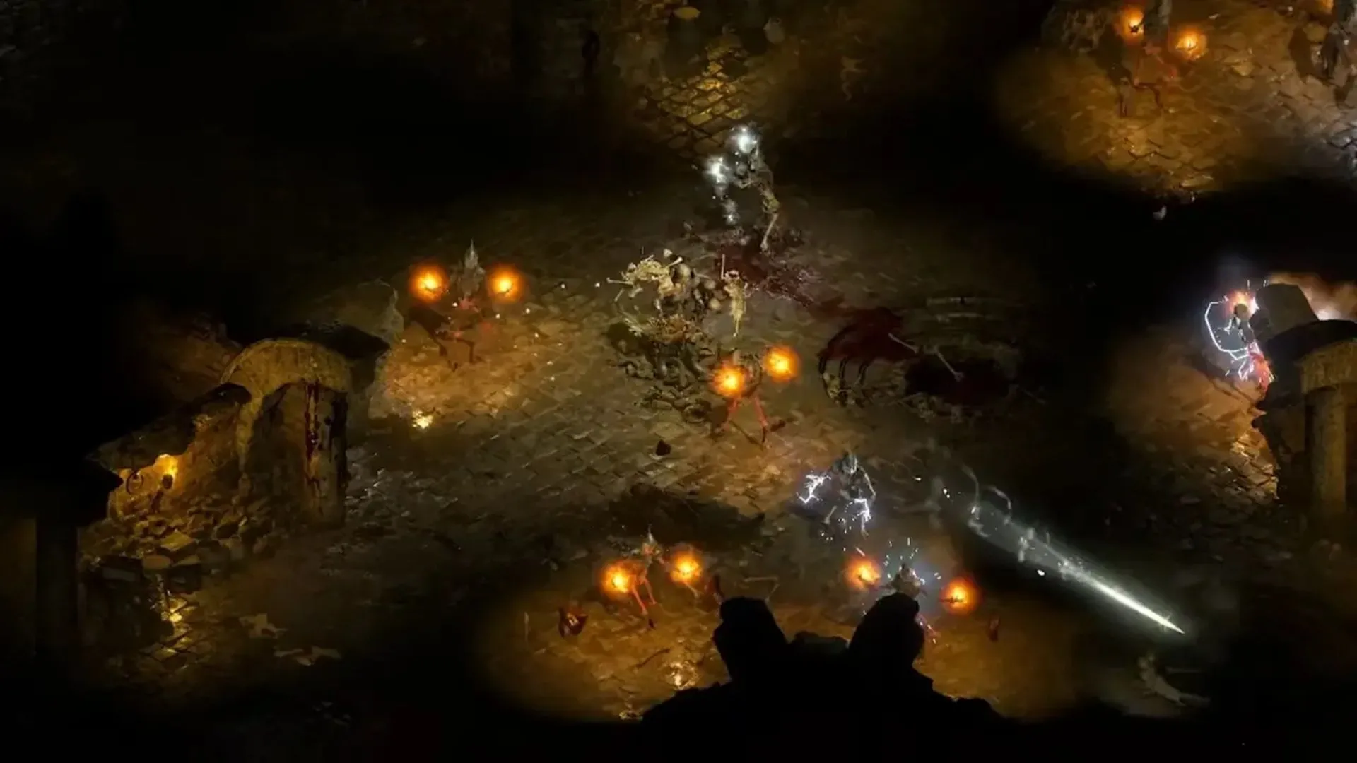 Cảnh chiến đấu trong ngục tối của game Diablo 2: Resurrected với nhân vật sử dụng phép thuật và quái vật.