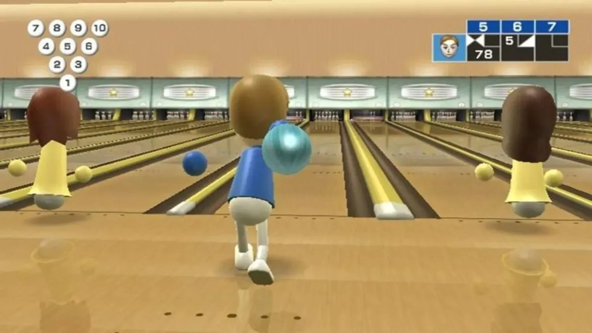 Cảnh chơi bowling trong game Wii Sports, thể hiện lối chơi điều khiển chuyển động trực quan trên Nintendo Wii