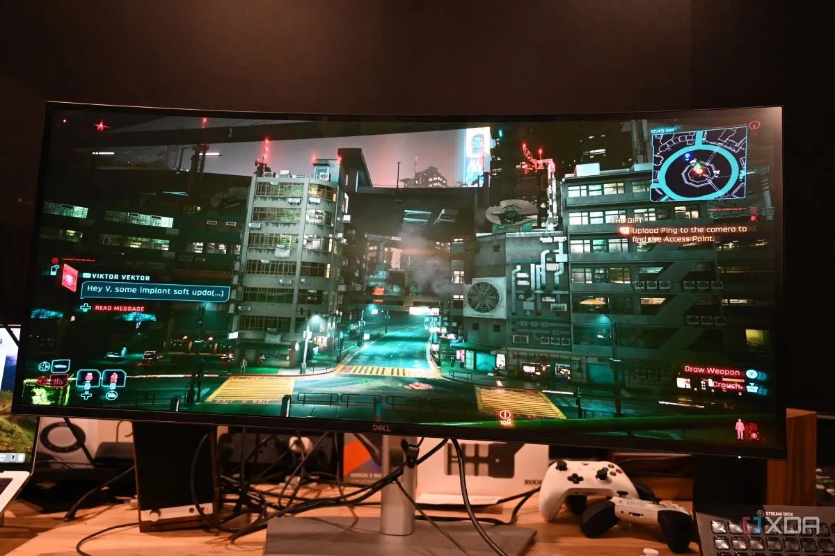 Cảnh game Cyberpunk 2077 trên màn hình cong Dell UltraSharp 40 Thunderbolt Hub