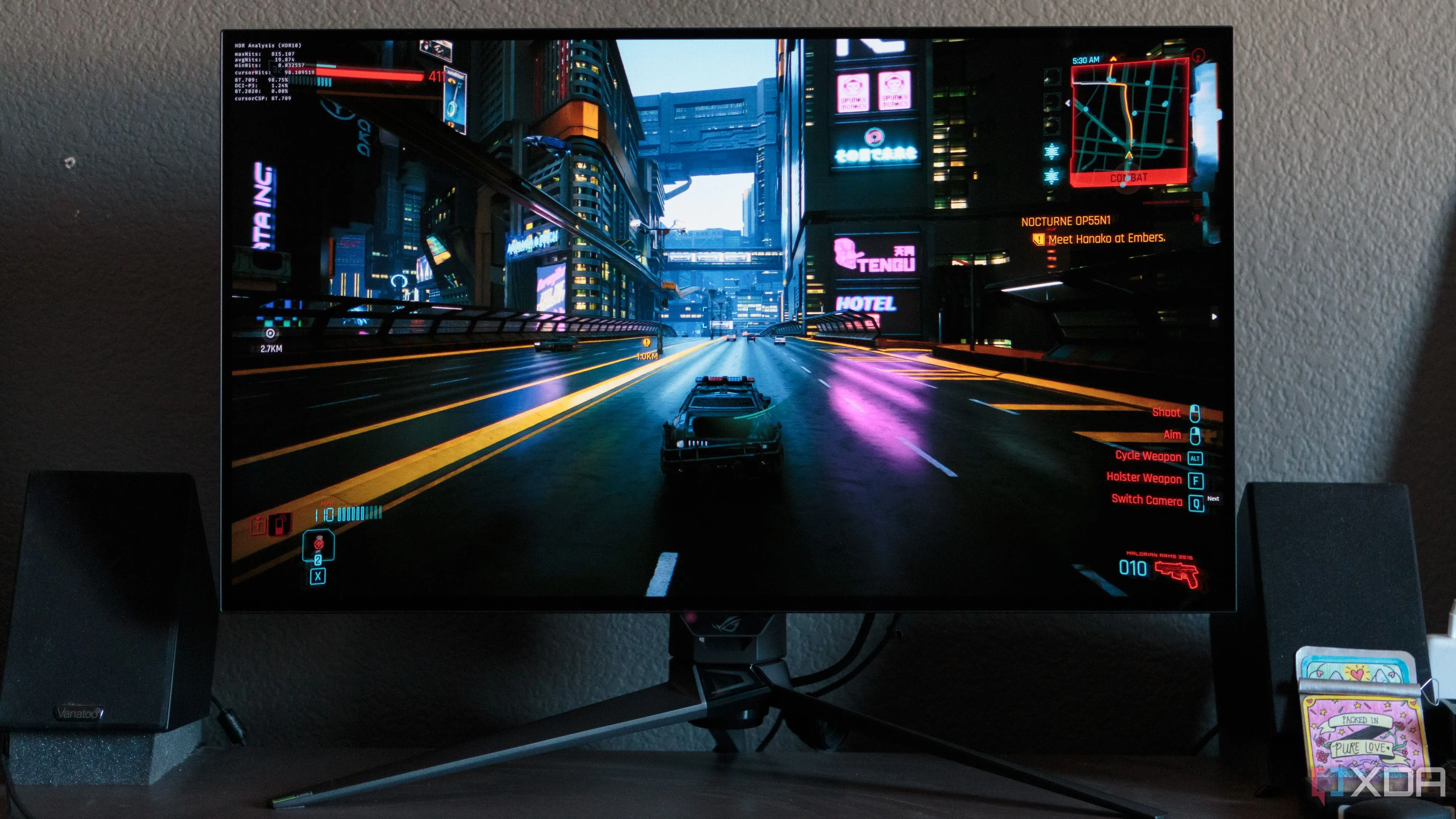 Cảnh game đua xe sống động trên màn hình ASUS ROG PG32UCDP, cho thấy trải nghiệm hình ảnh mà không cần tốc độ SSD quá cao