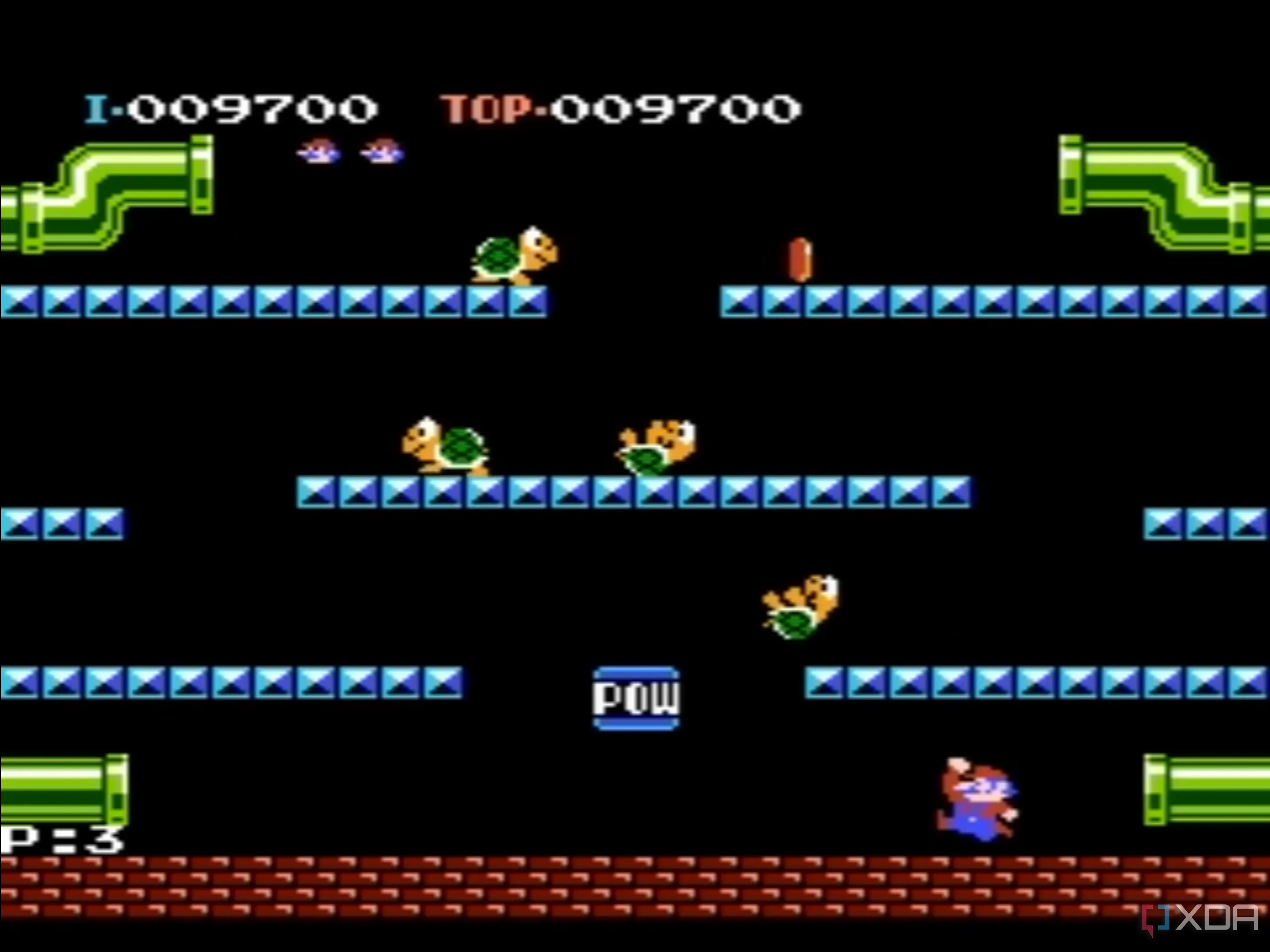 Cảnh gameplay của Mario Bros. Classic Series trên NES, với Mario và Luigi đang chiến đấu trong cống