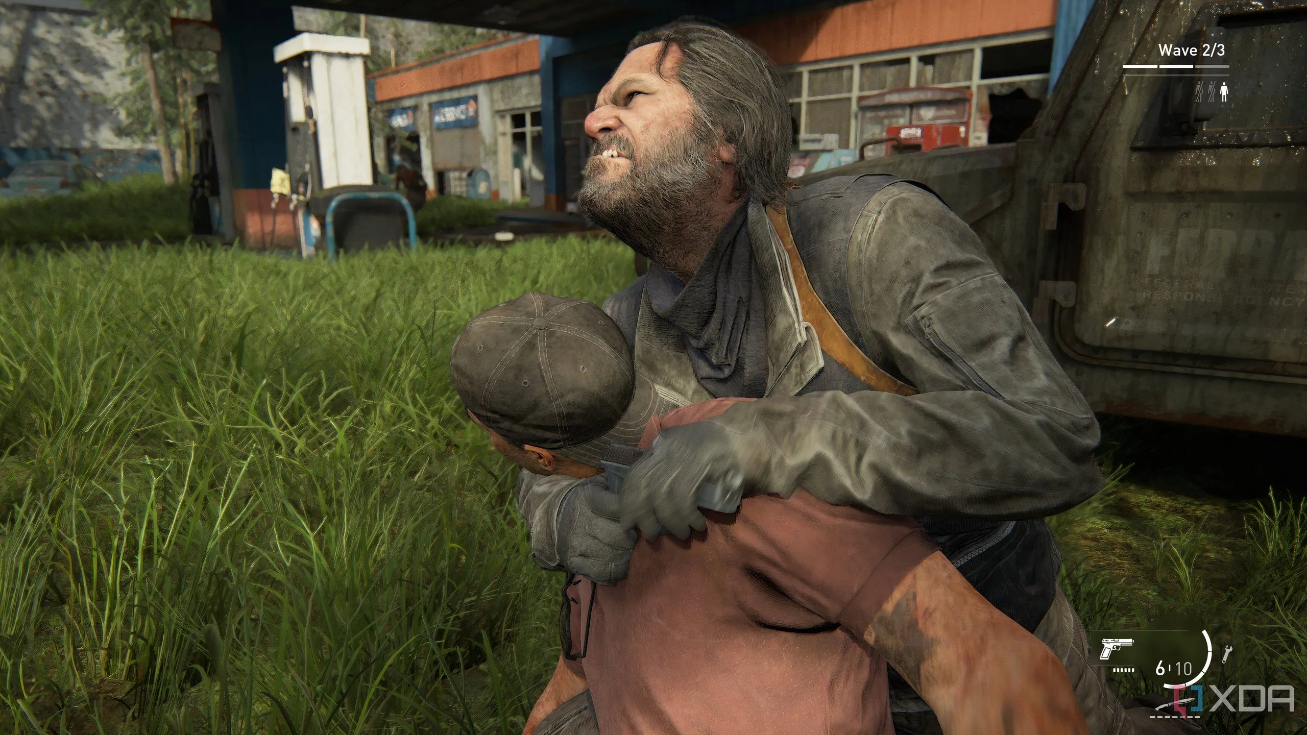 Cảnh hành động lén lút trong The Last of Us Part II Remastered, Bill đang khống chế kẻ địch từ phía sau.
