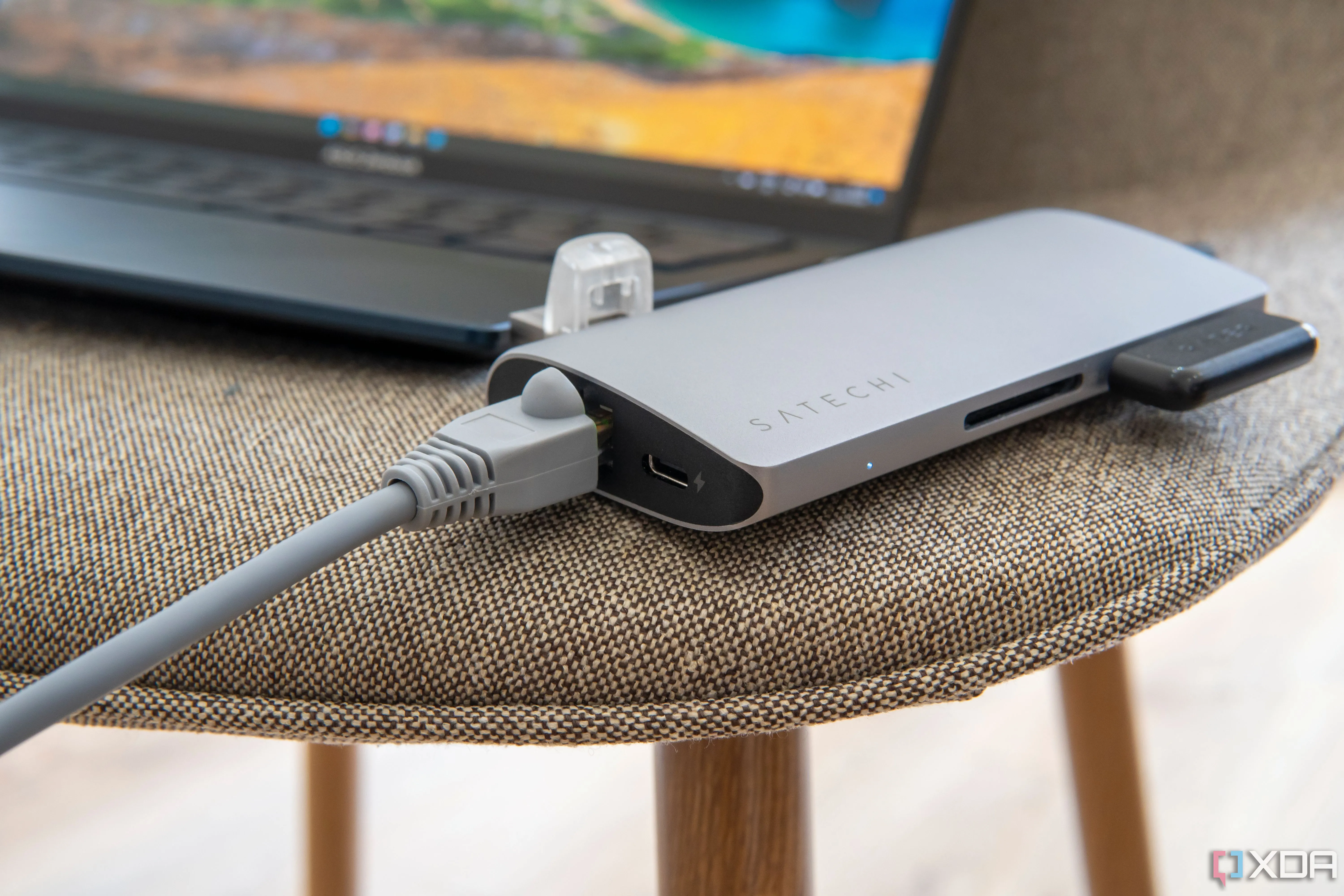 Cáp Ethernet màu trắng được cắm vào bộ chuyển đổi Satechi Multiport Adapter 8K, kết nối an toàn với máy tính xách tay để đảm bảo bảo mật dữ liệu.