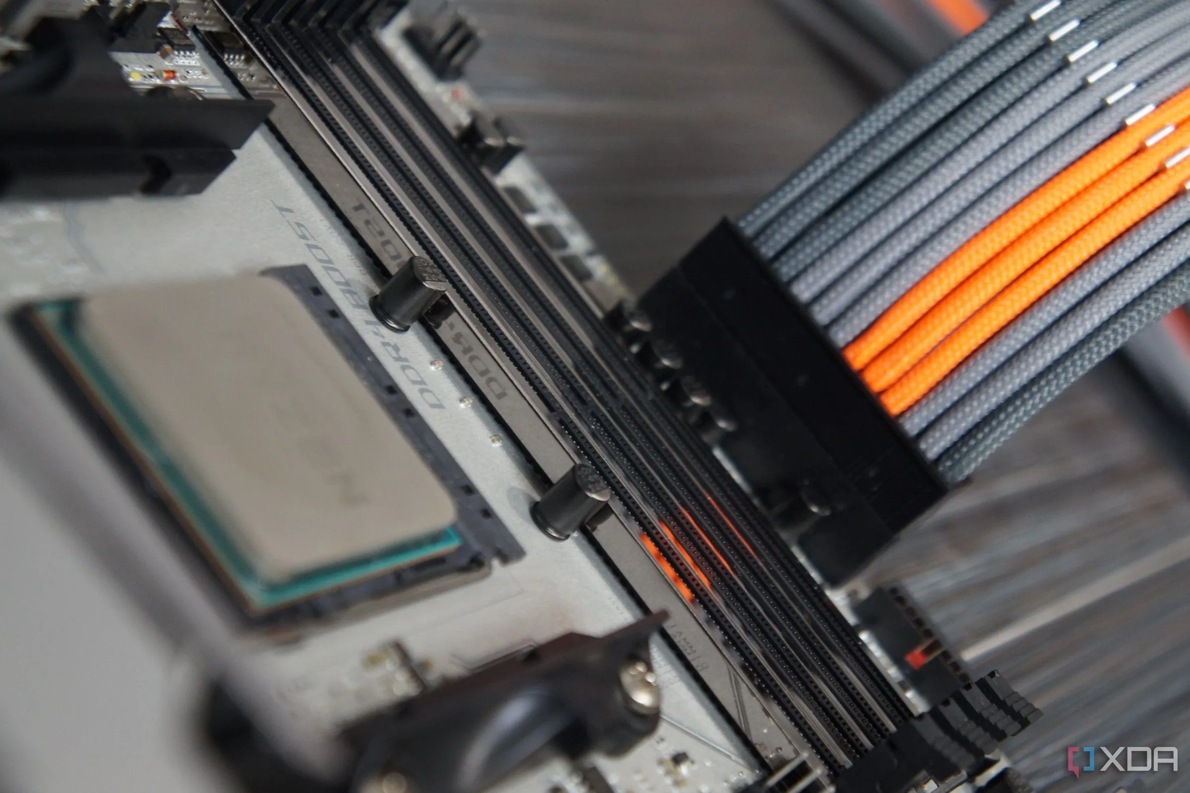 Cáp nguồn 24-pin ATX được bọc dù custom cắm vào bo mạch chủ, tạo điểm nhấn thẩm mỹ cho hệ thống PC