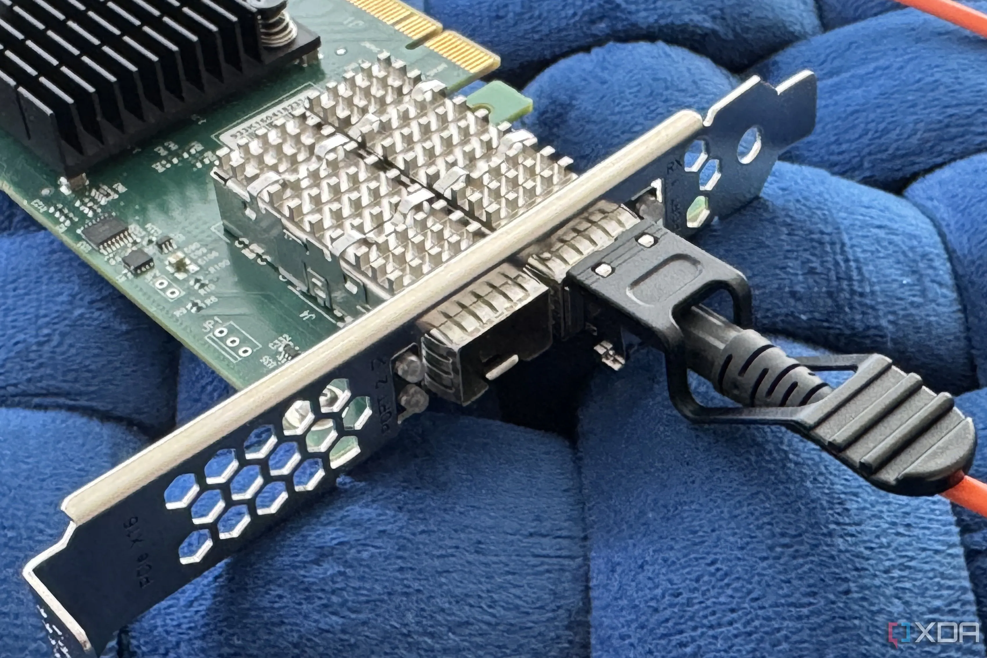 Cáp quang Direct Attach Copper (DAC) được cắm vào cổng SFP+ trên thiết bị mạng