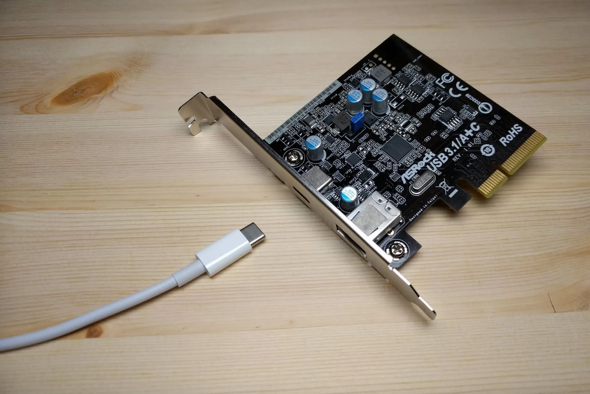 Cáp USB-C bên cạnh card mở rộng PCIe USB-C Power Delivery