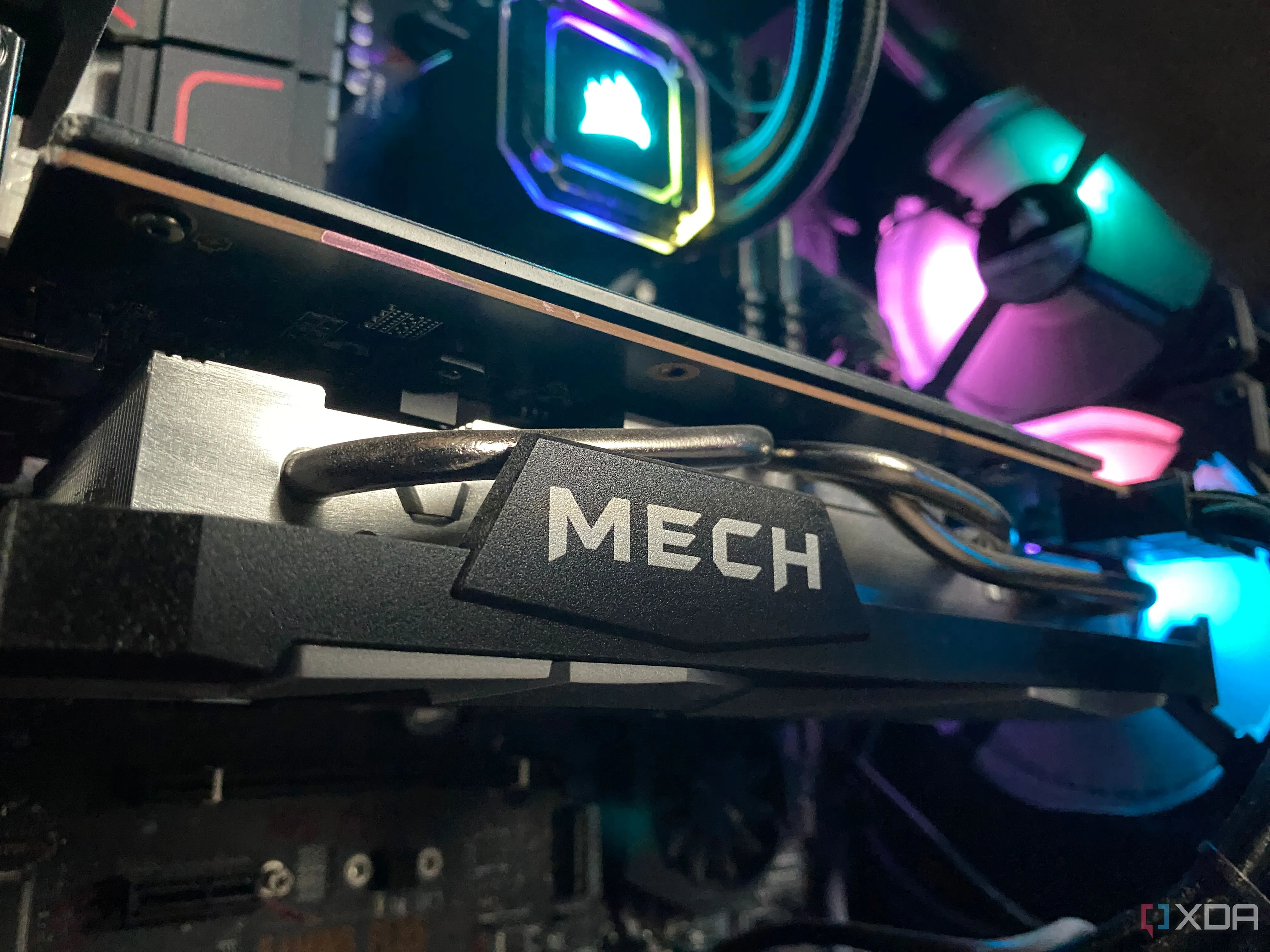 Card đồ họa AMD của MSI với hệ thống tản nhiệt nước và quạt LED màu sắc, thể hiện thiết kế cao cấp trong linh kiện PC