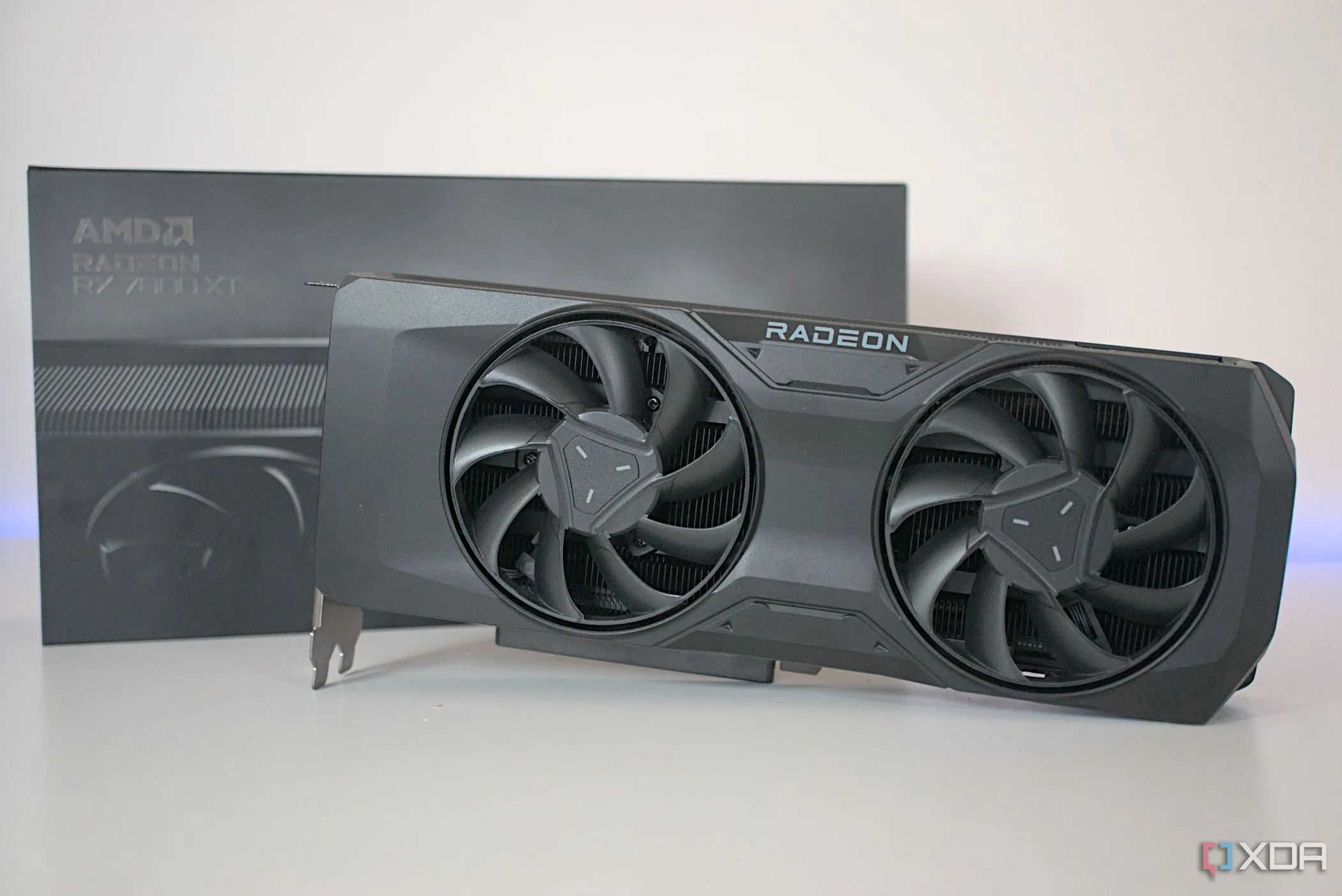 Card đồ họa AMD Radeon RX 7800 XT mới, sẵn sàng để cài đặt driver.