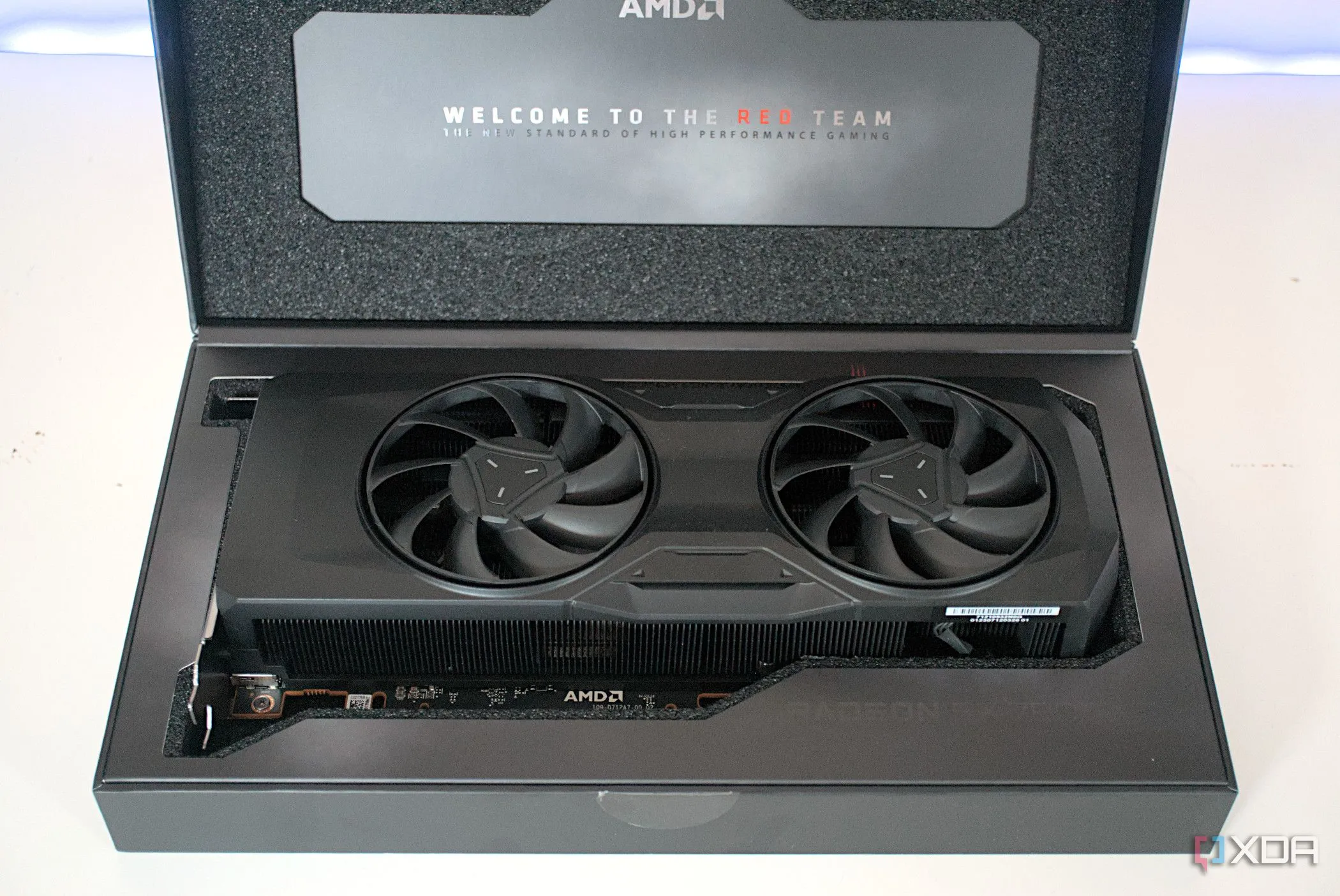 Card đồ họa AMD Radeon RX 7800 XT trong hộp đóng gói