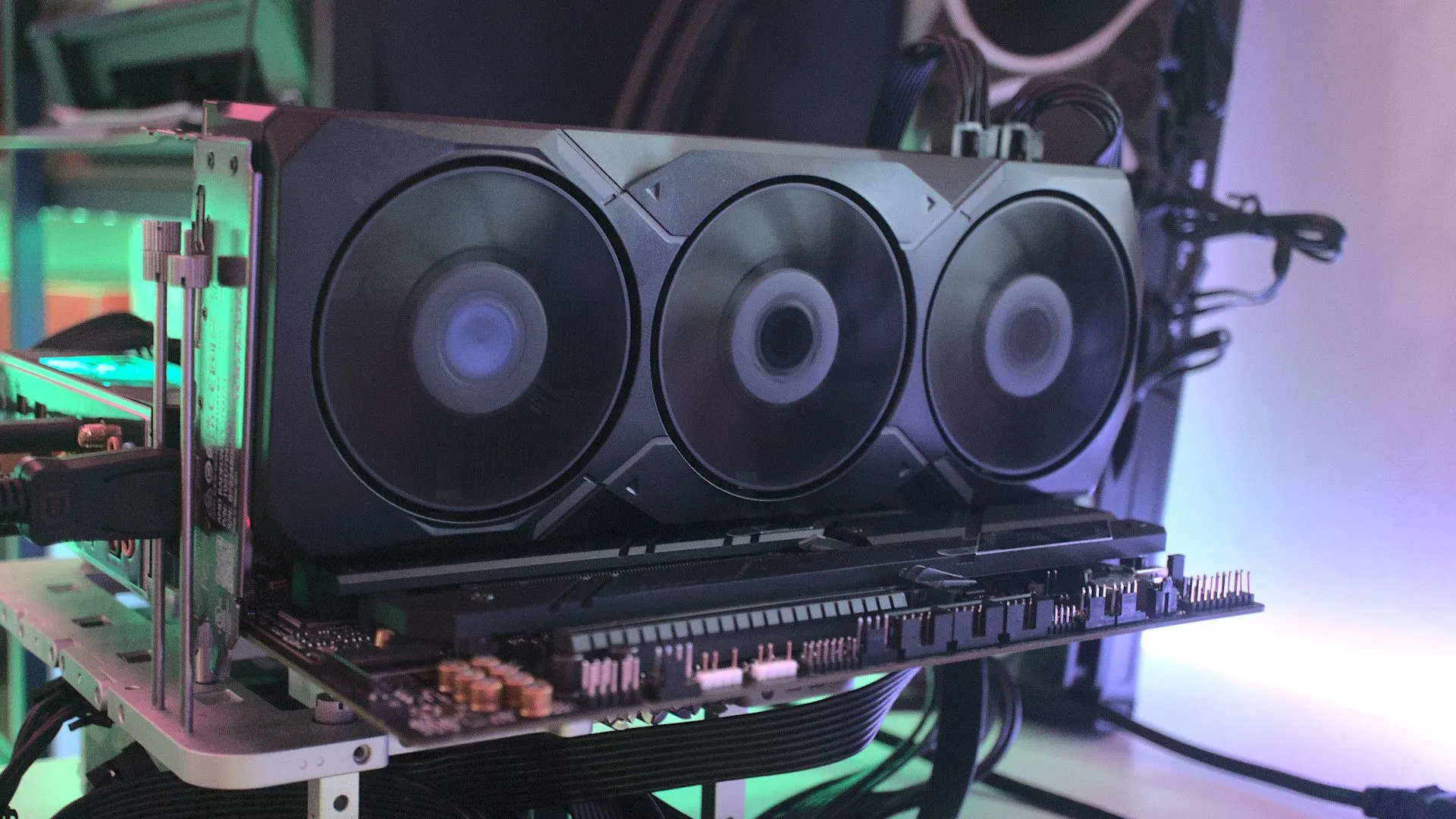Card đồ họa AMD Radeon RX 7900 XT, một ví dụ về linh kiện có thể ép xung nhưng cũng có nguy cơ hư hại nếu không đúng cách.