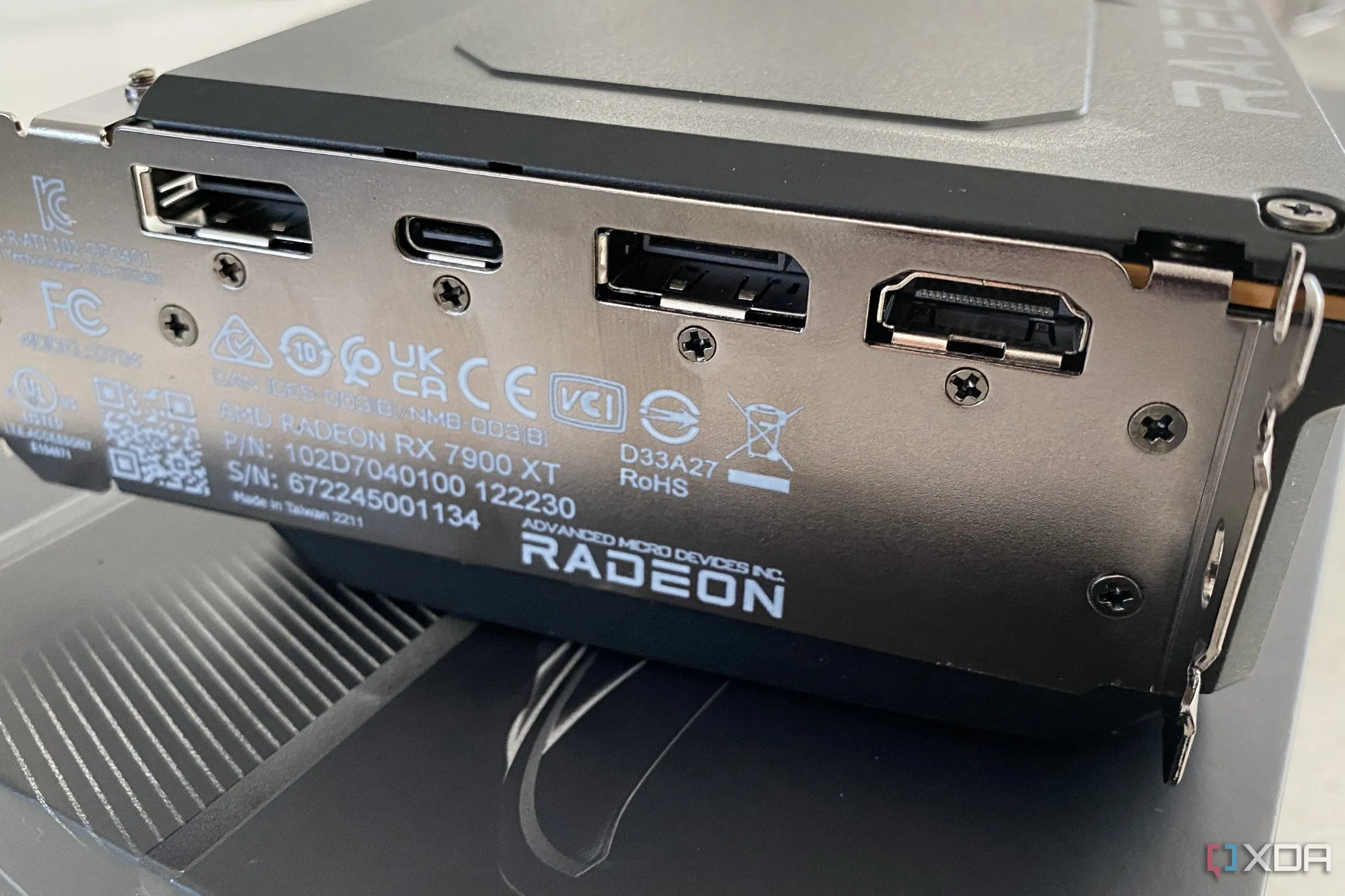 Card đồ họa AMD Radeon RX 7900 XT nhìn từ cổng I/O, hiển thị các cổng kết nối và khe cắm