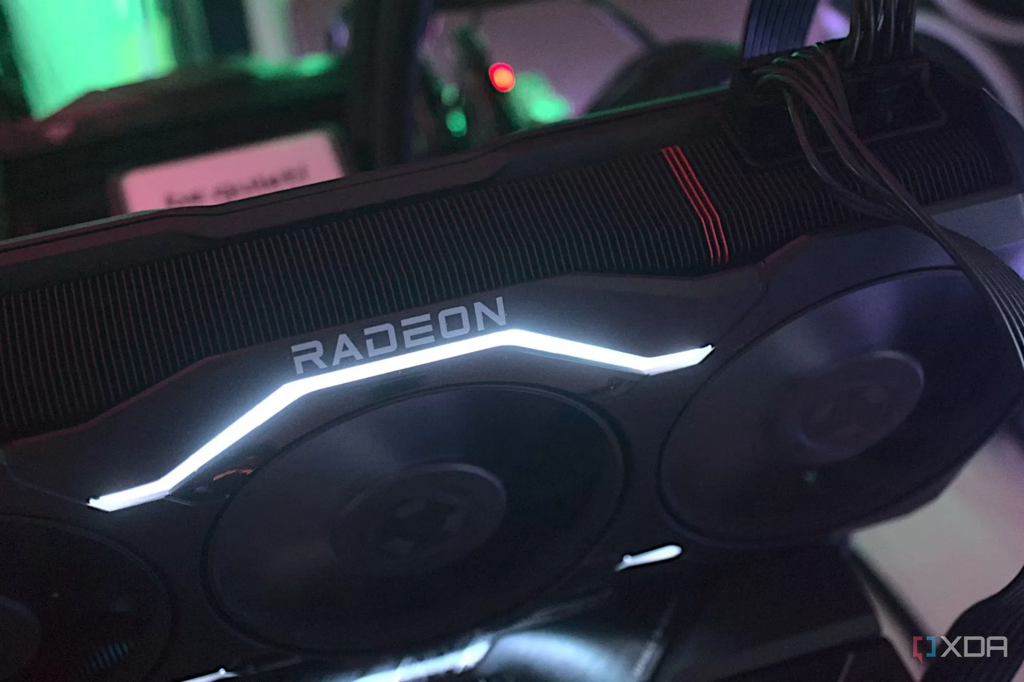 Card đồ họa AMD Radeon RX 7900 XTX được lắp đặt trong máy tính để bàn gaming