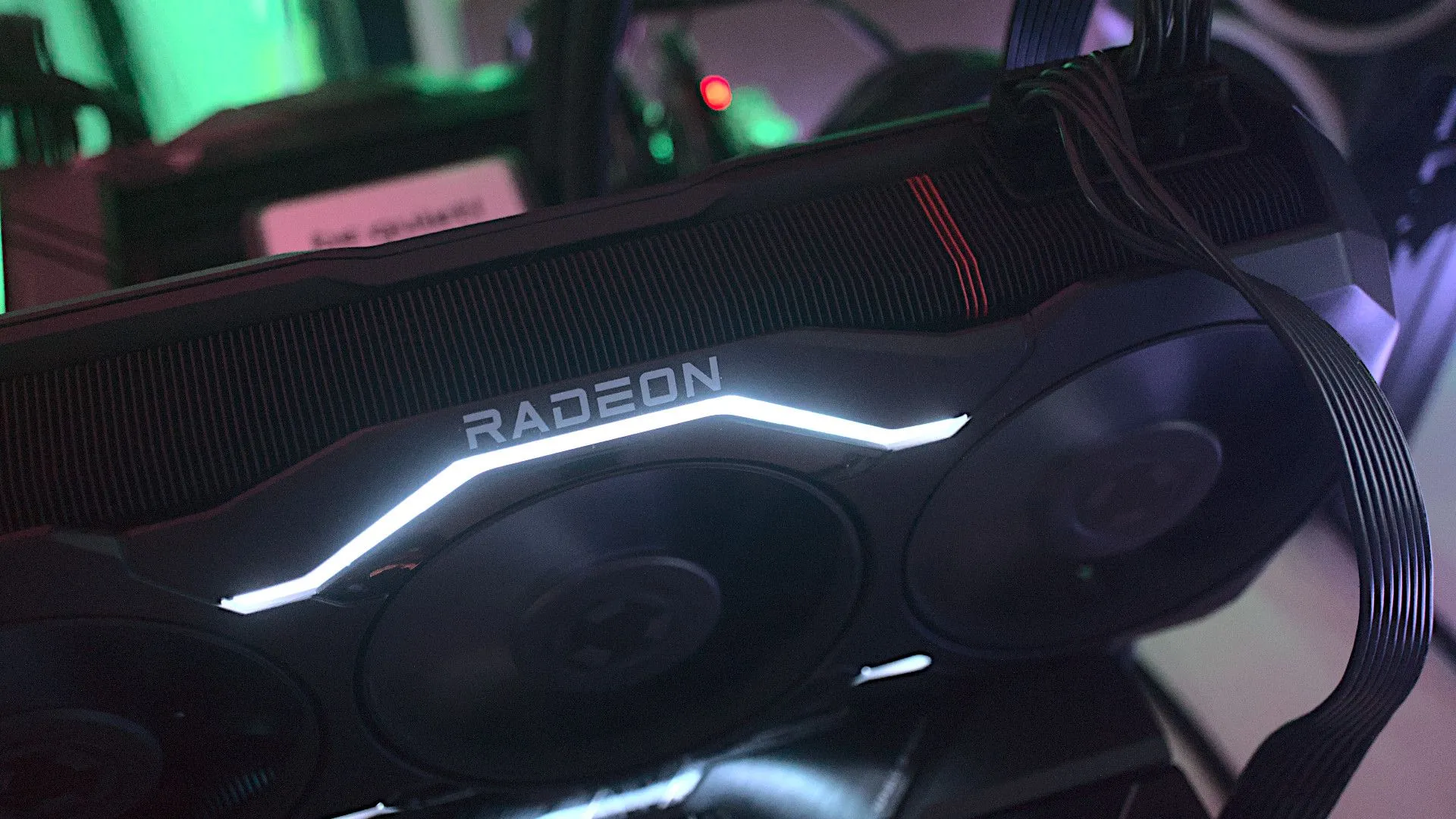 Card đồ họa AMD Radeon RX 7900 XTX phiên bản tham chiếu, minh họa sản phẩm GPU cao cấp của AMD