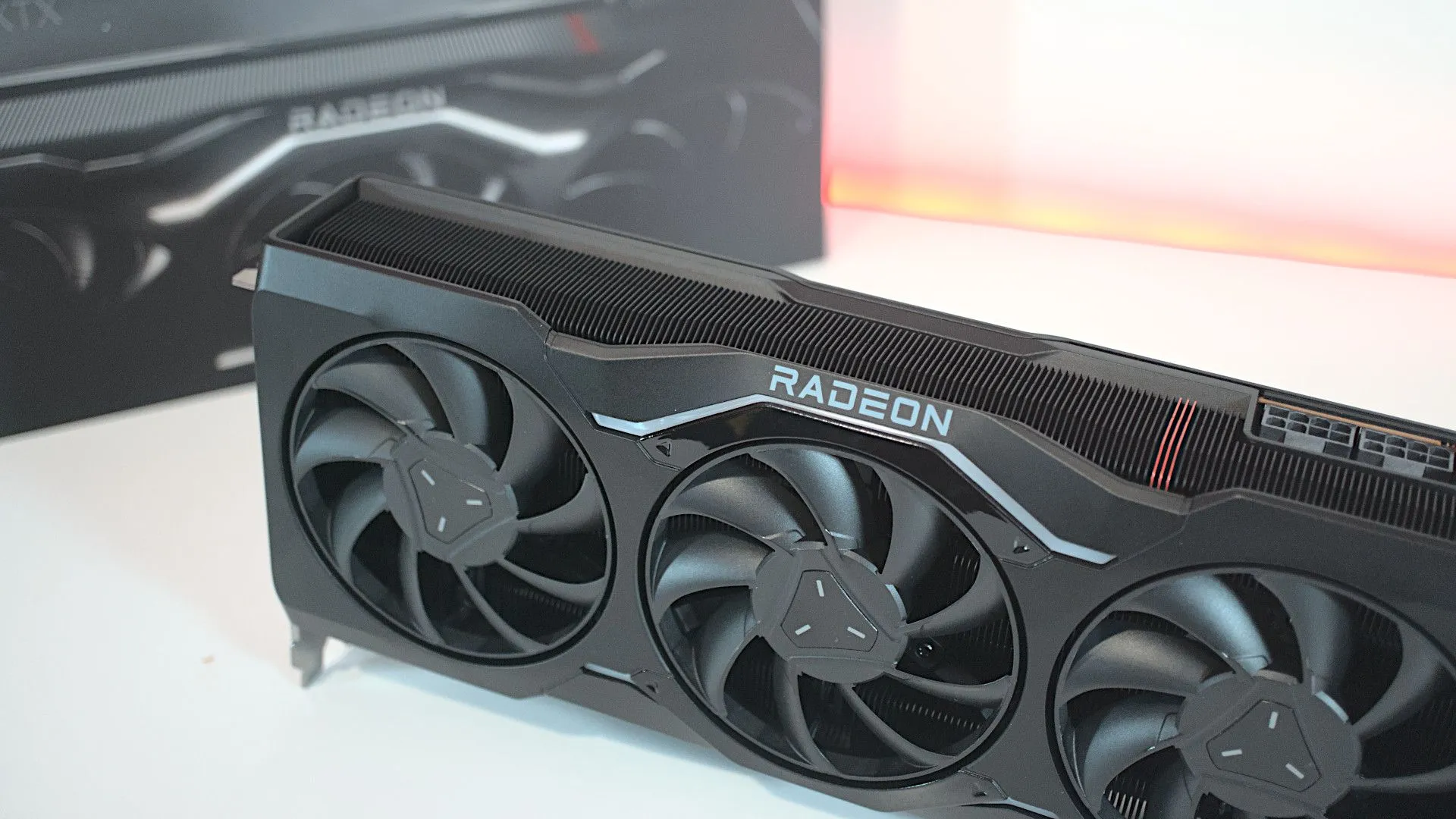 Card đồ họa AMD Radeon RX 7900 XTX phiên bản tham chiếu, so sánh với các mẫu AIB đã ép xung sẵn