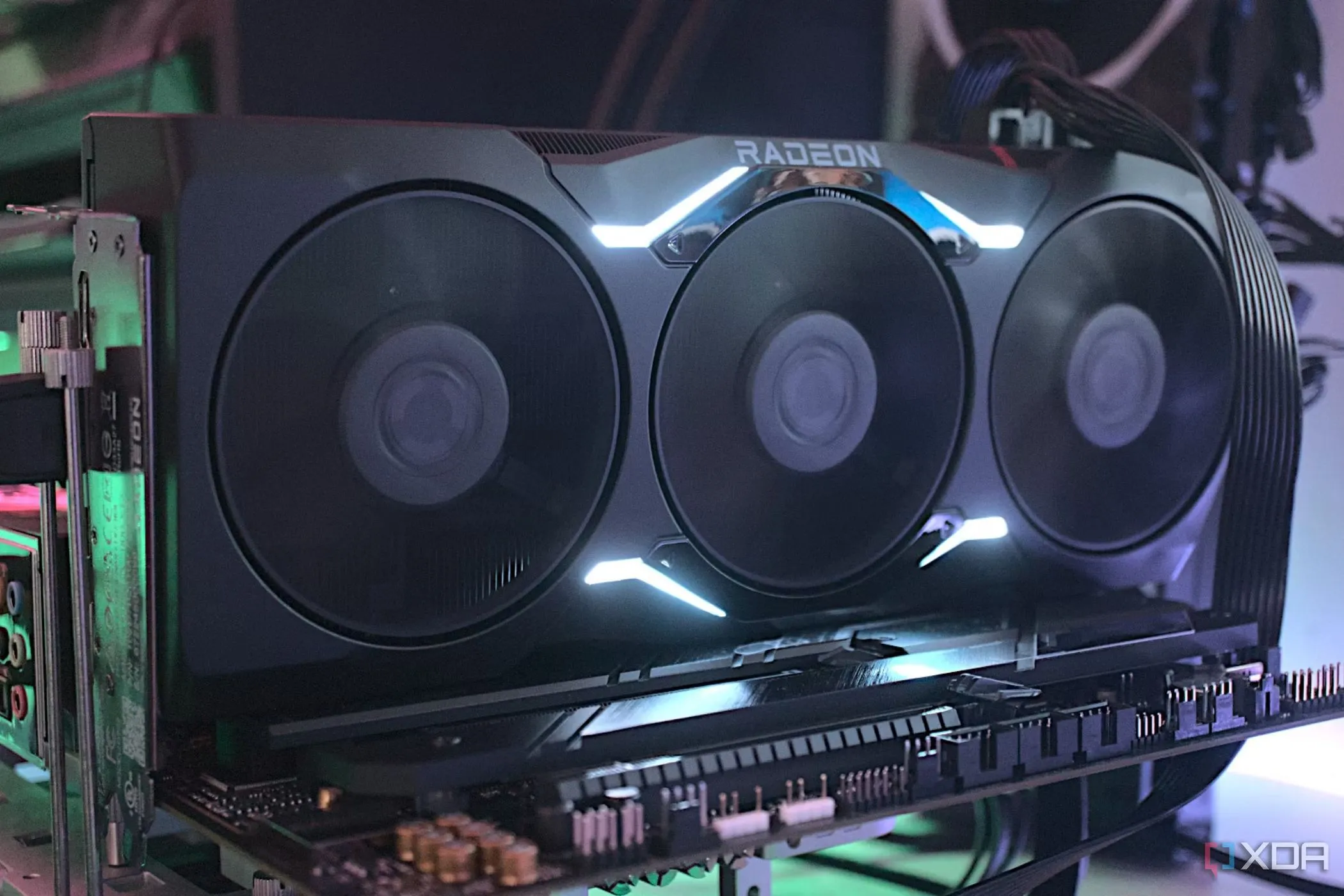 Card đồ họa AMD Radeon RX 7900 XTX với thiết kế hiện đại trên bàn