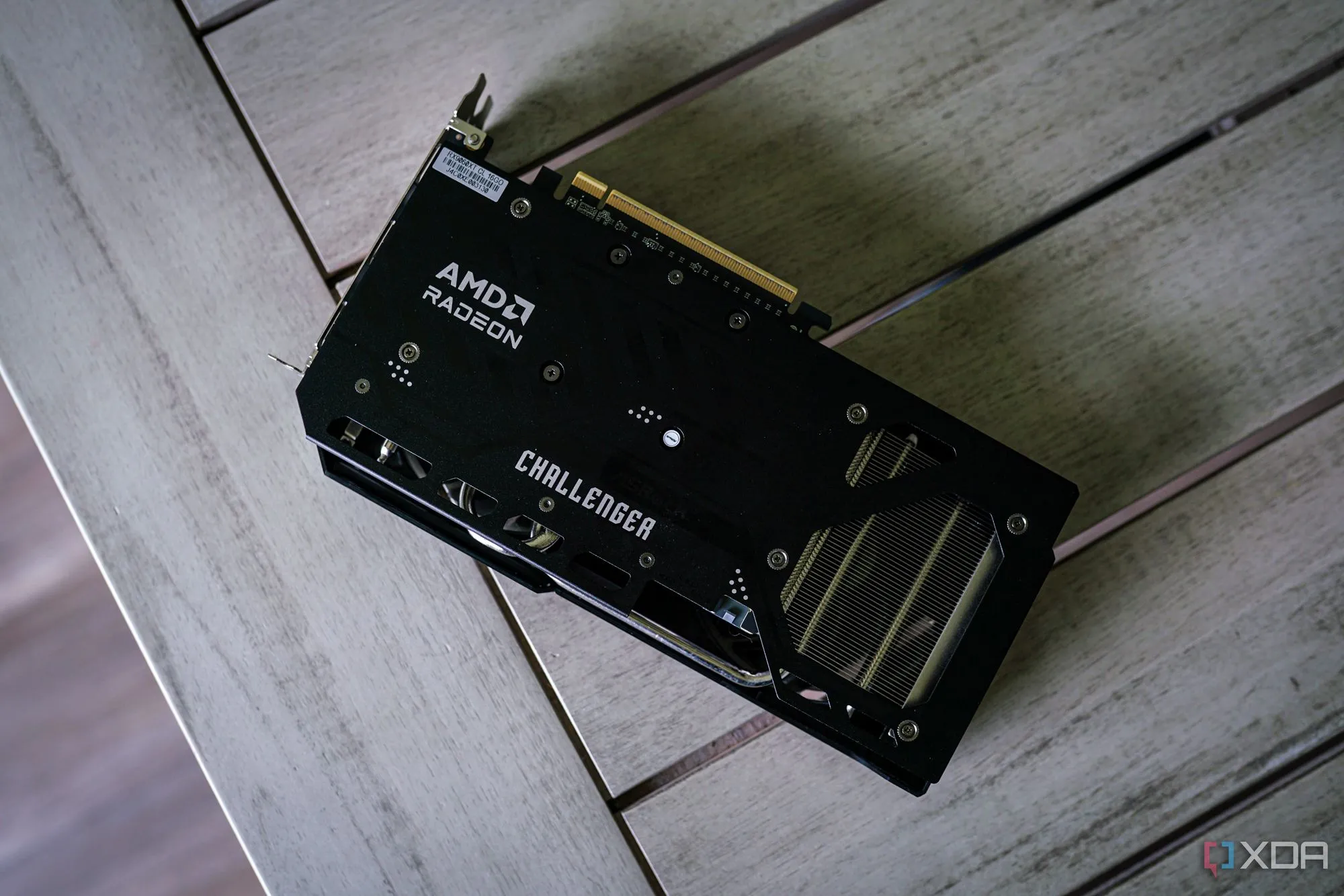 Card đồ họa AMD Radeon RX 9060 XT với thiết kế tản nhiệt kép