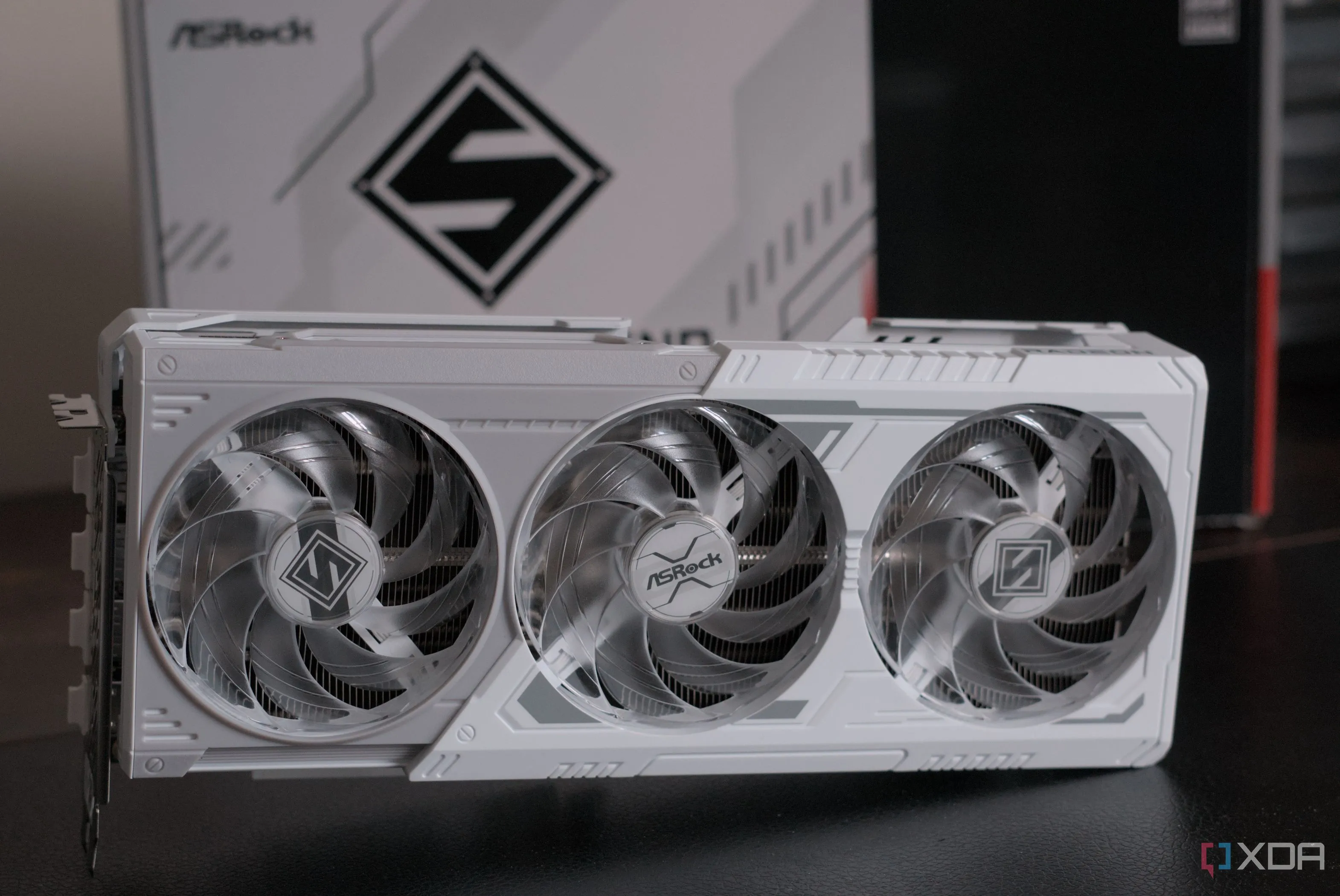 Card đồ họa AMD Radeon RX 9070 Steel Legend trong hộp, đối thủ cạnh tranh của Nvidia RTX 5070
